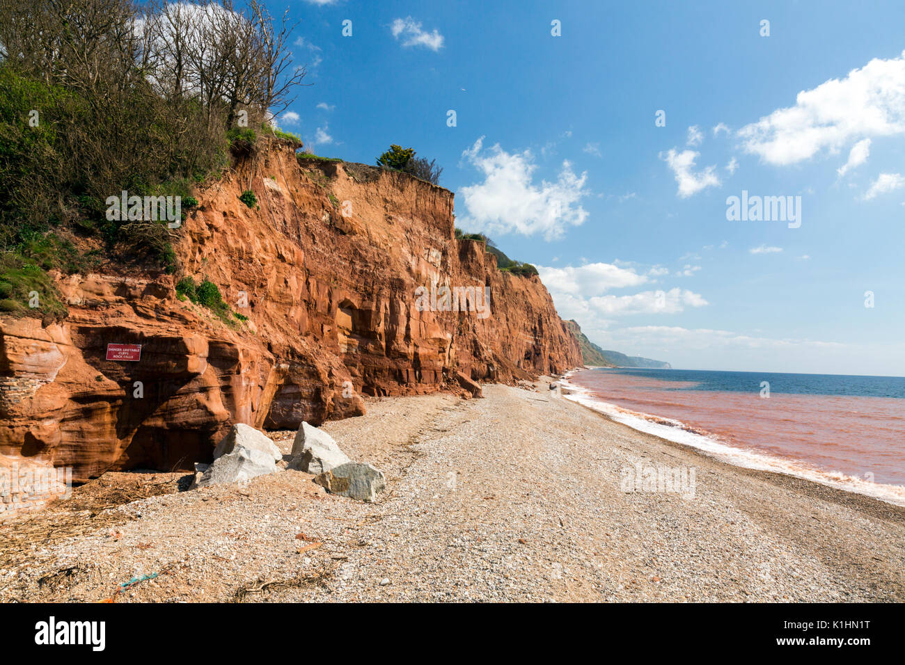 Sidmouth ist ein beliebter viktorianischen Badeort an der Jurassic Coast von aufragenden flankiert, aber instabil, roten Sandsteinfelsen, Devon, England, Großbritannien Stockfoto
