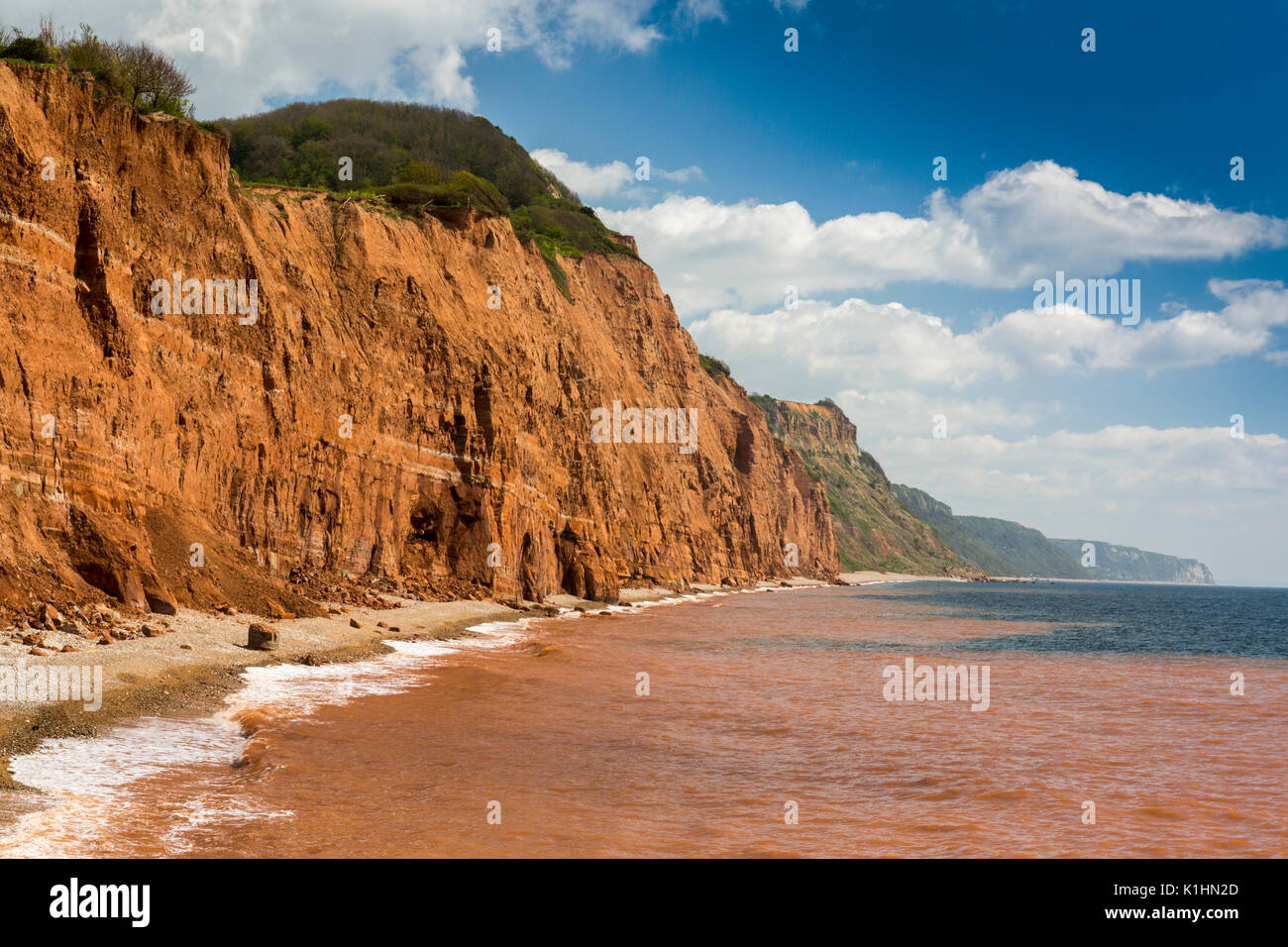 Sidmouth ist ein beliebter viktorianischen Badeort an der Jurassic Coast von aufragenden flankiert, aber instabil, roten Sandsteinfelsen, Devon, England, Großbritannien Stockfoto