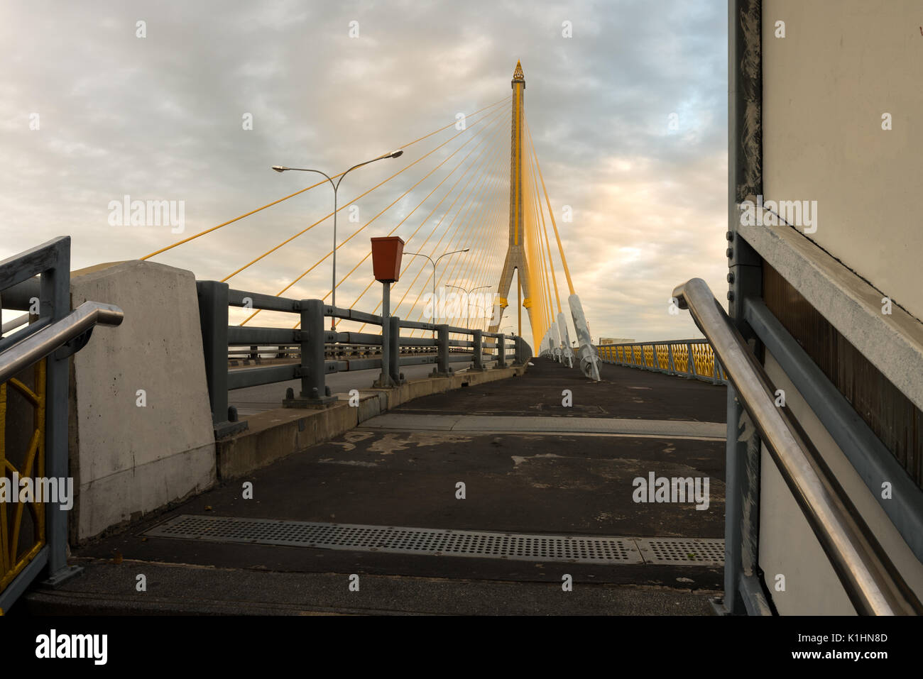 Goldene Stunde Tag der Rama 8 VIII Brücke in Bangkok, Thailand von der Oberseite der Zugang Wanderweg Treppen. Stockfoto