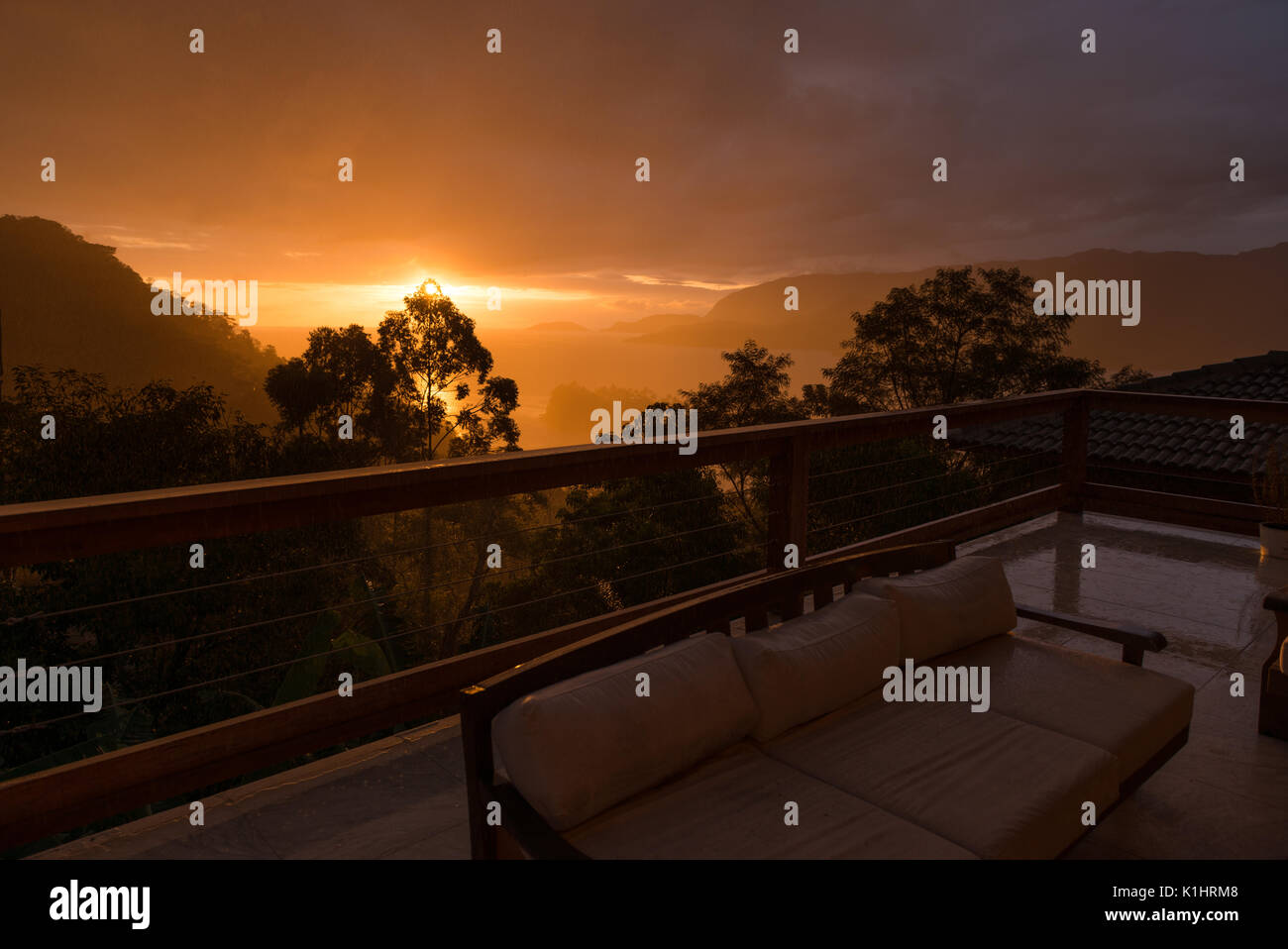 Blick von einem Haus Veranda in Ilhabela, Brasilien Stockfoto