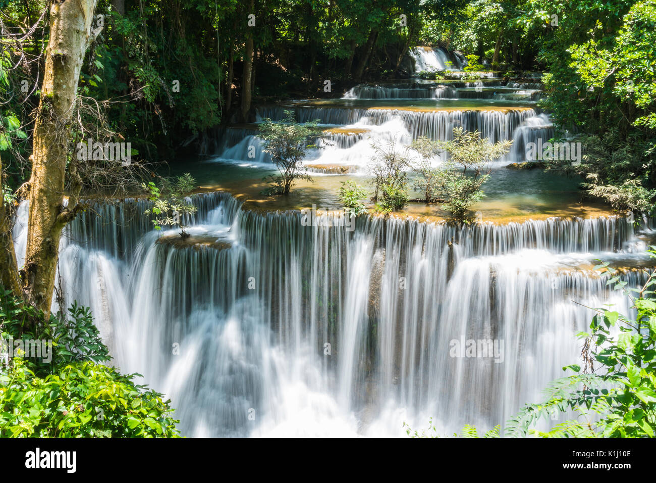 Huai Mae Khamin Wasserfall im Nationalpark khuean srinagarindra in Kanchanaburi thailand Stockfoto