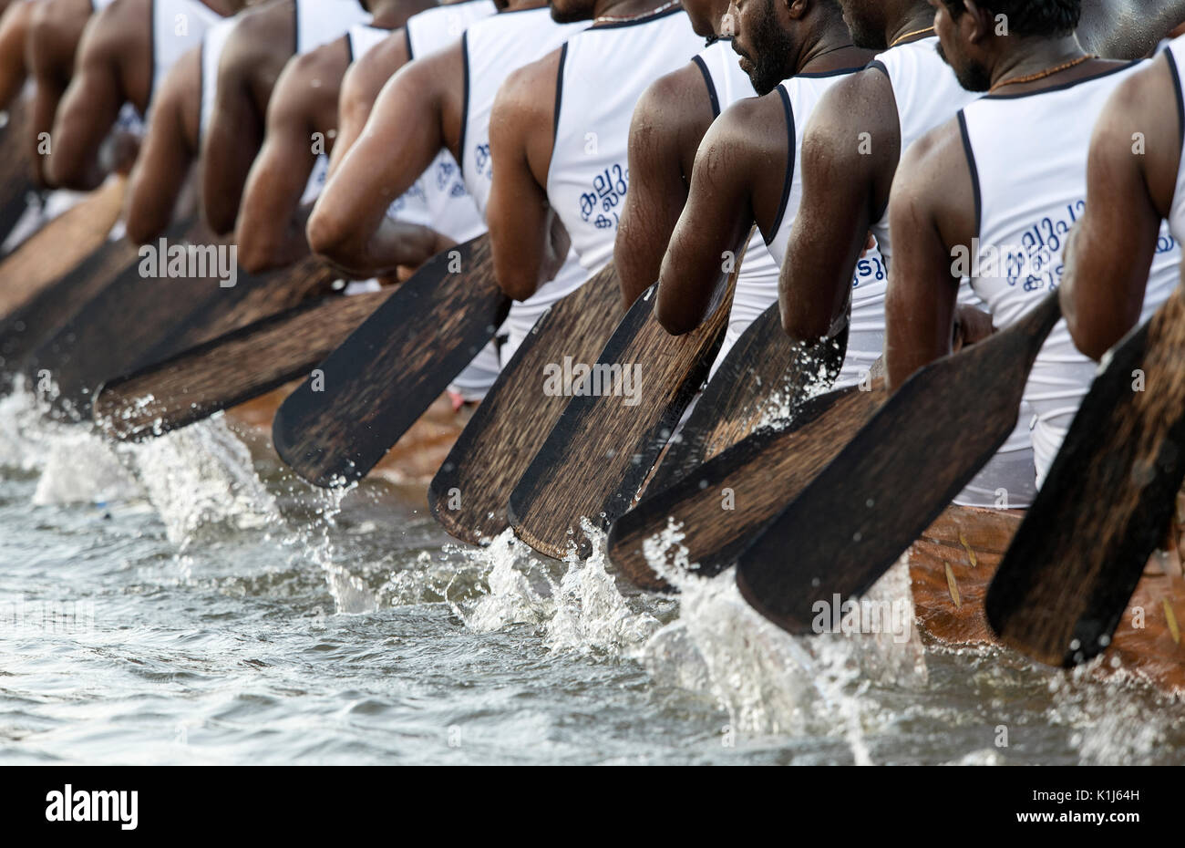 Das Bild der Männer rudern Schlange Boot im Nehru Boat Race Tag, Punnamda Allaepy, See, Kerala, Indien Stockfoto