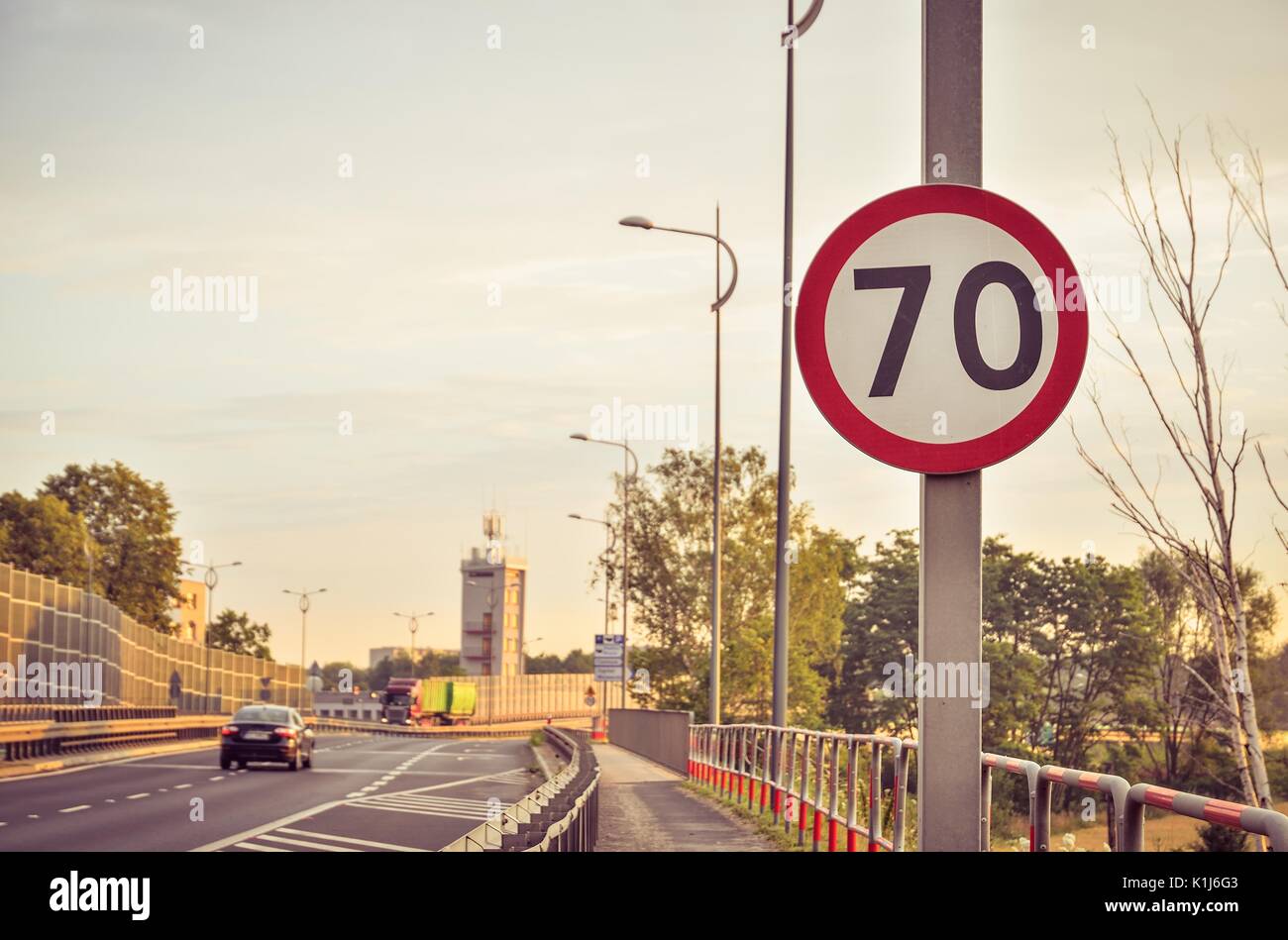 Verbots Schild. Geschwindigkeit ​​Limit auf 70 km/h in geringer Tiefenschärfe. Stockfoto