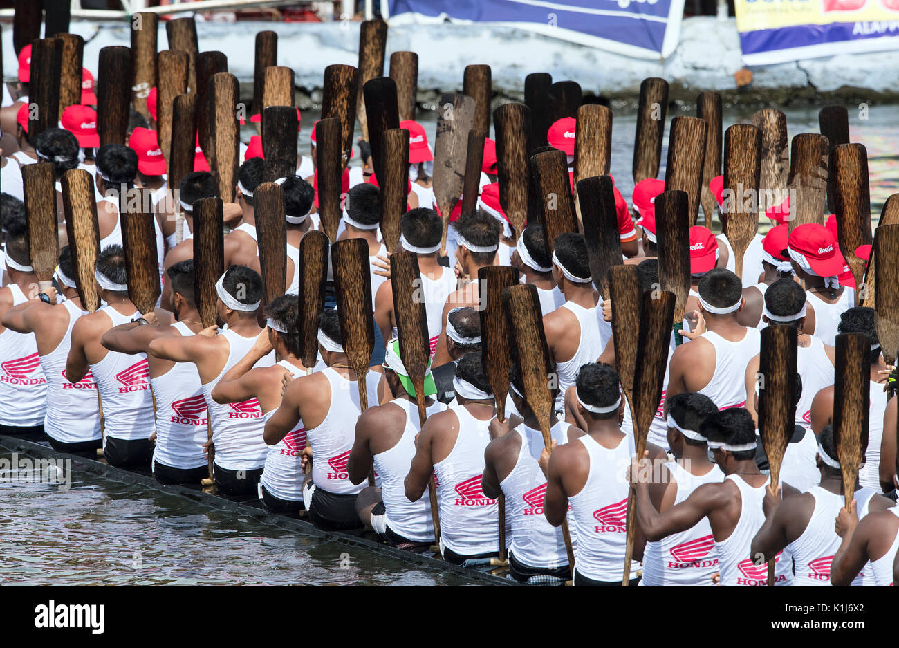 Das Bild der Männer mit Rudern bei der Eröffnung der Schlange Boot im Nehru Boat Race Tag, Punnamda Allaepy, See, Kerala, Indien Stockfoto