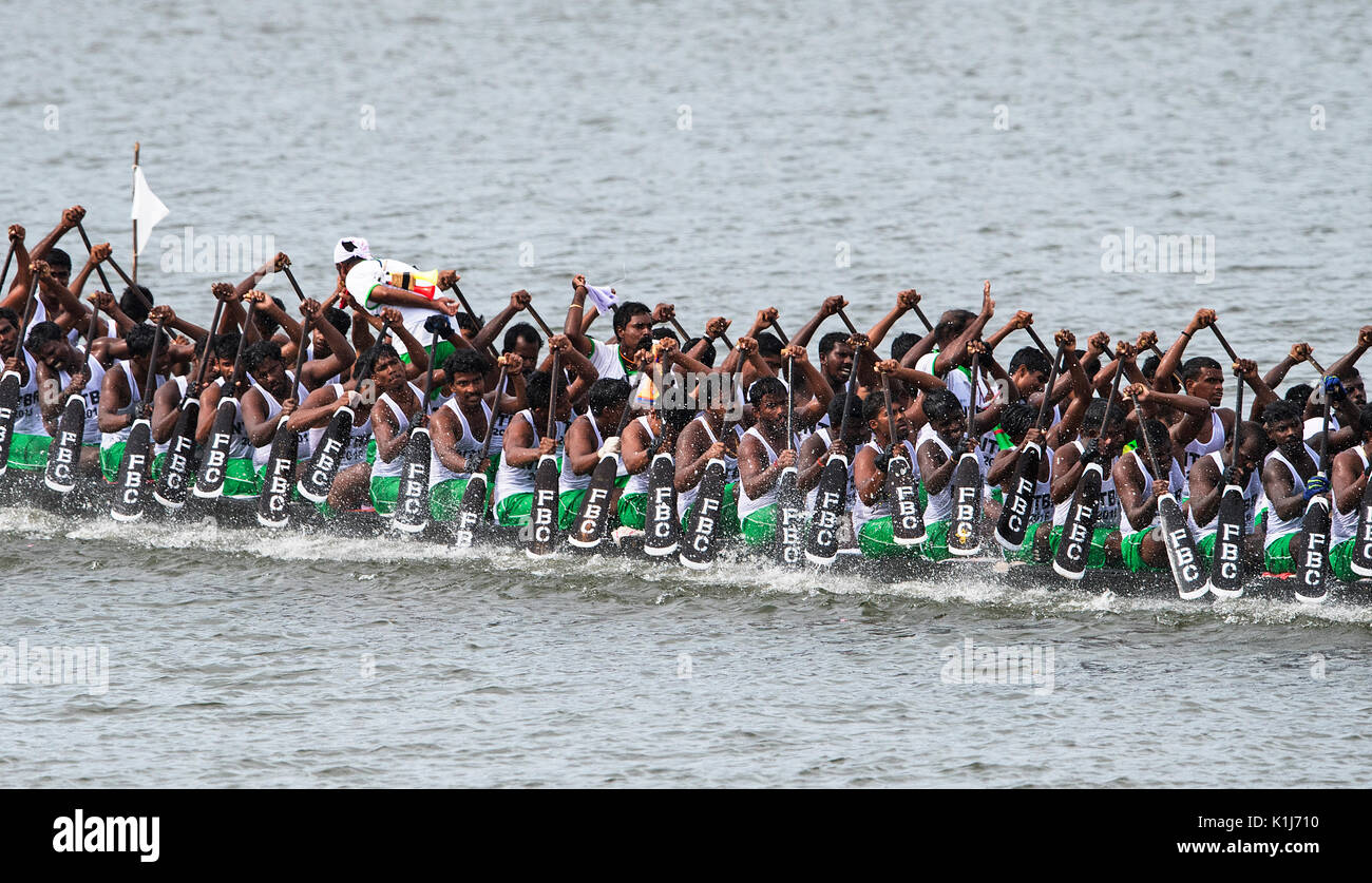 Das Bild der Männer rudern Schlange Boot im Nehru Boat Race Tag, Punnamda Allaepy, See, Kerala, Indien Stockfoto