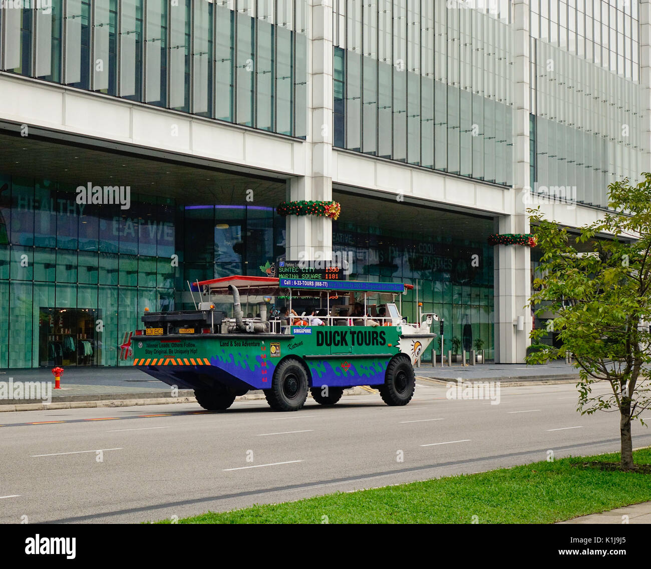 Singapur - Dec 14, 2015. Duck Tours Auto läuft auf der Straße in der Innenstadt von Singapur. Stockfoto