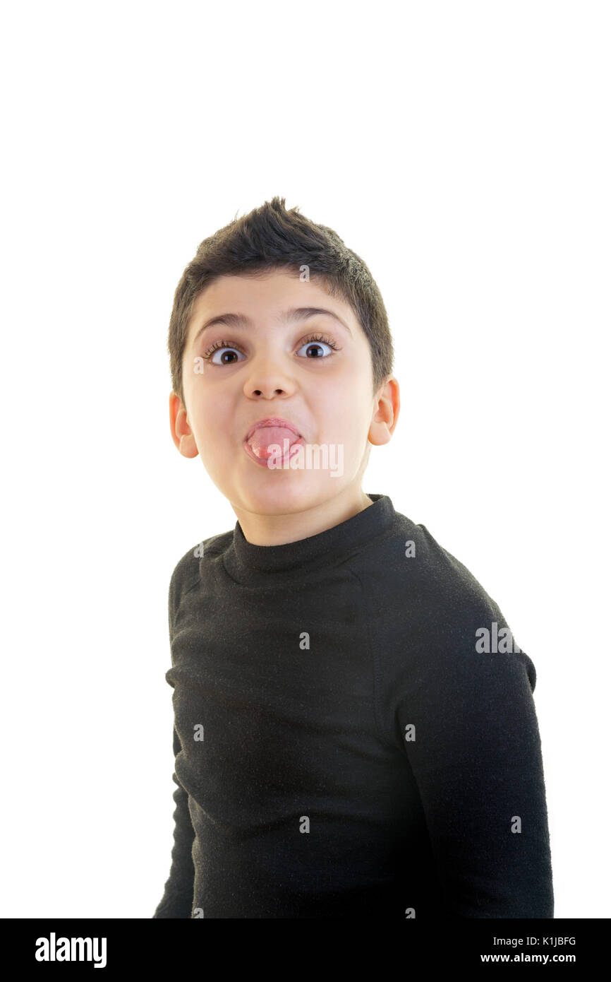 Lustige kleine Junge steckt seine Zunge heraus und machen ein lustiges Gesicht auf isolierten weißen Hintergrund. Stockfoto