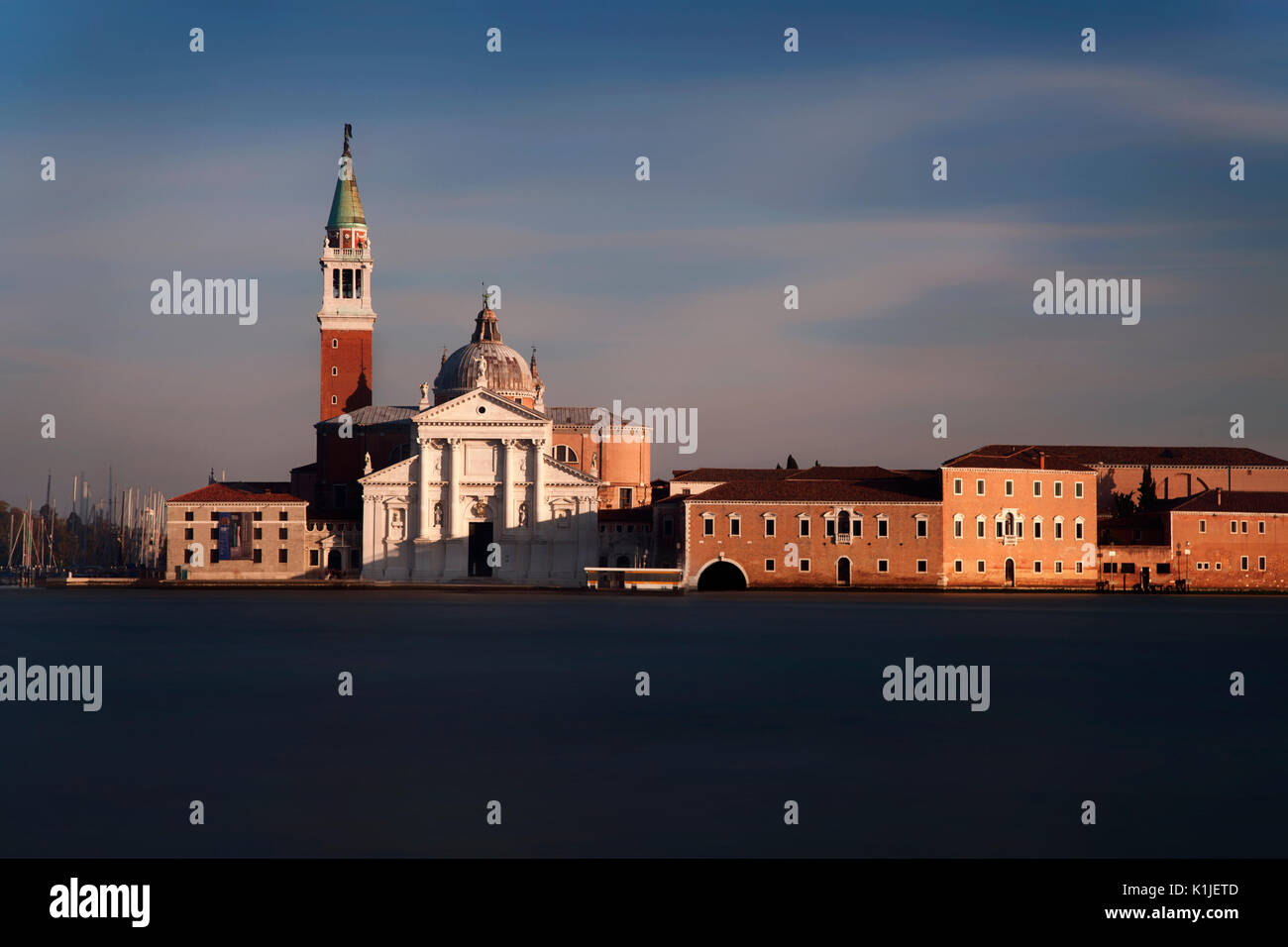 Lange Belichtung der Insel San Giorgio Maggiore gerade weg von der historischen Stadt von Venedig, Italien. Stockfoto