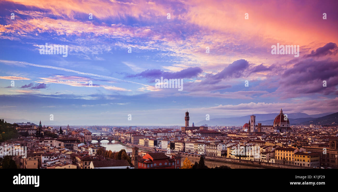 Sonnenuntergang Blick auf Florenz, Italien von der Piazzale Michelangelo. Stockfoto