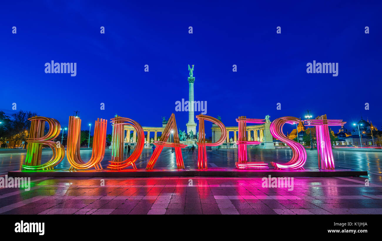Budapest, Ungarn - Die schöne Hero Quadrat in der blauen Stunde Stockfoto