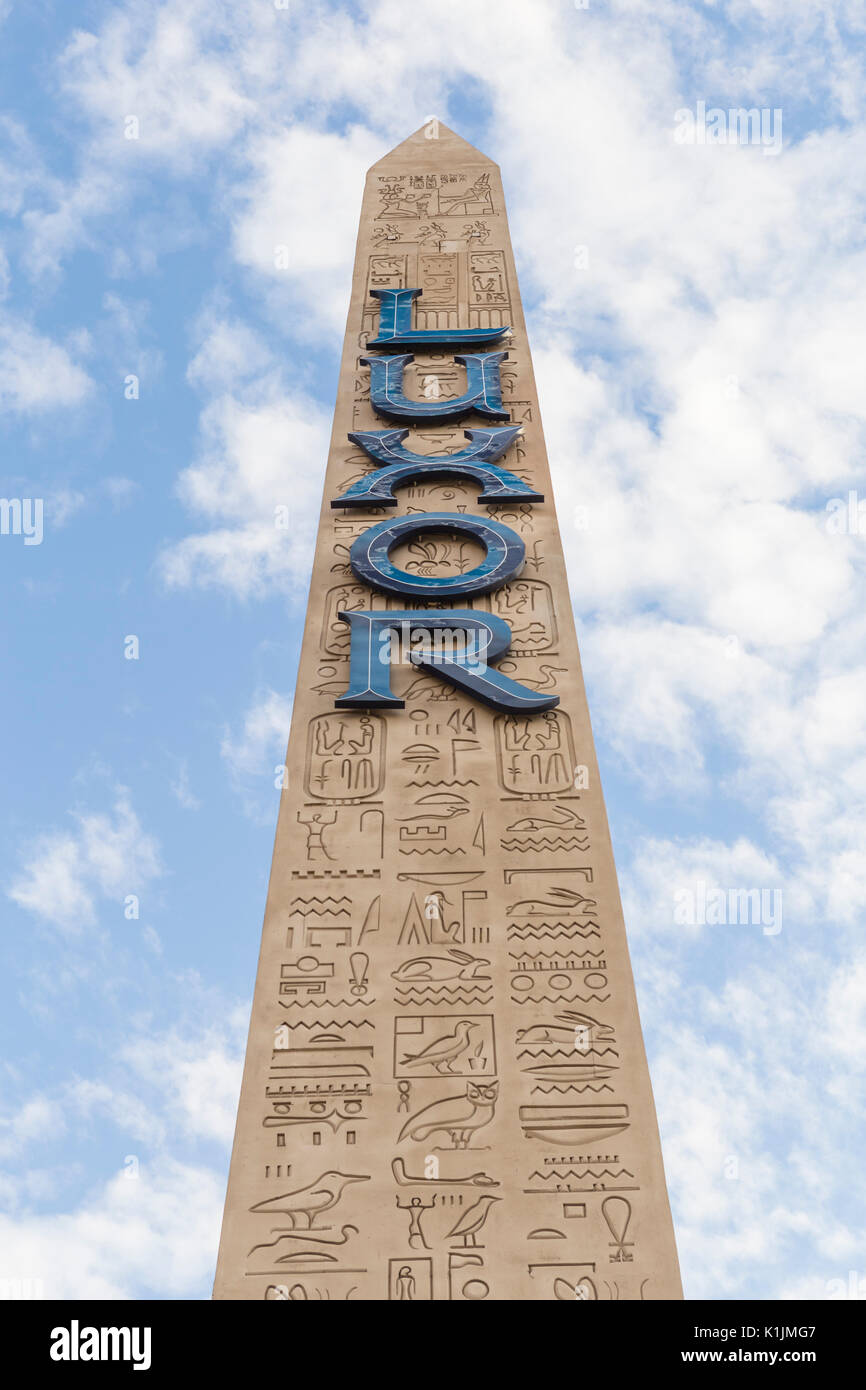 Der Obelisk vor dem Luxor Resort & Casino in Las Vegas, Nevada. Stockfoto