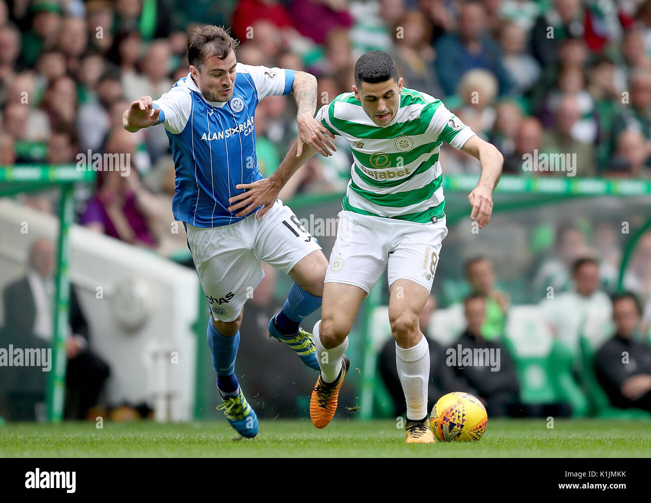 Celtic ist Tom Rogic und St. Johnstone's Paul Paton Schlacht die Kugel während der LADBROKES Scottish Premier League Spiel im Celtic Park, Glasgow. Stockfoto