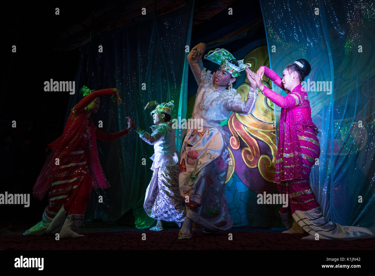 Theatralische Truppe führt traditionelle Gericht dance Routine während der mahamuni Pagode Festival in Mandalay, Myanmar. Stockfoto