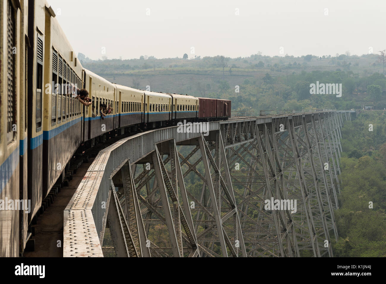 Ein Zug von Mandalay nach Lashio passiert Gokteik Viadukt, Shan Staat, Myanmar. Stockfoto