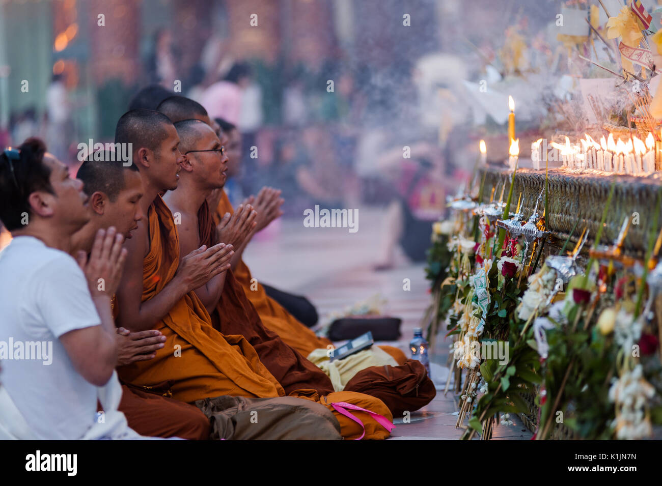 Eine Gruppe Von Glaubigen Buddhisten Beten An Der Shwedagon Pagode Yangon Myanmar Stockfotografie Alamy