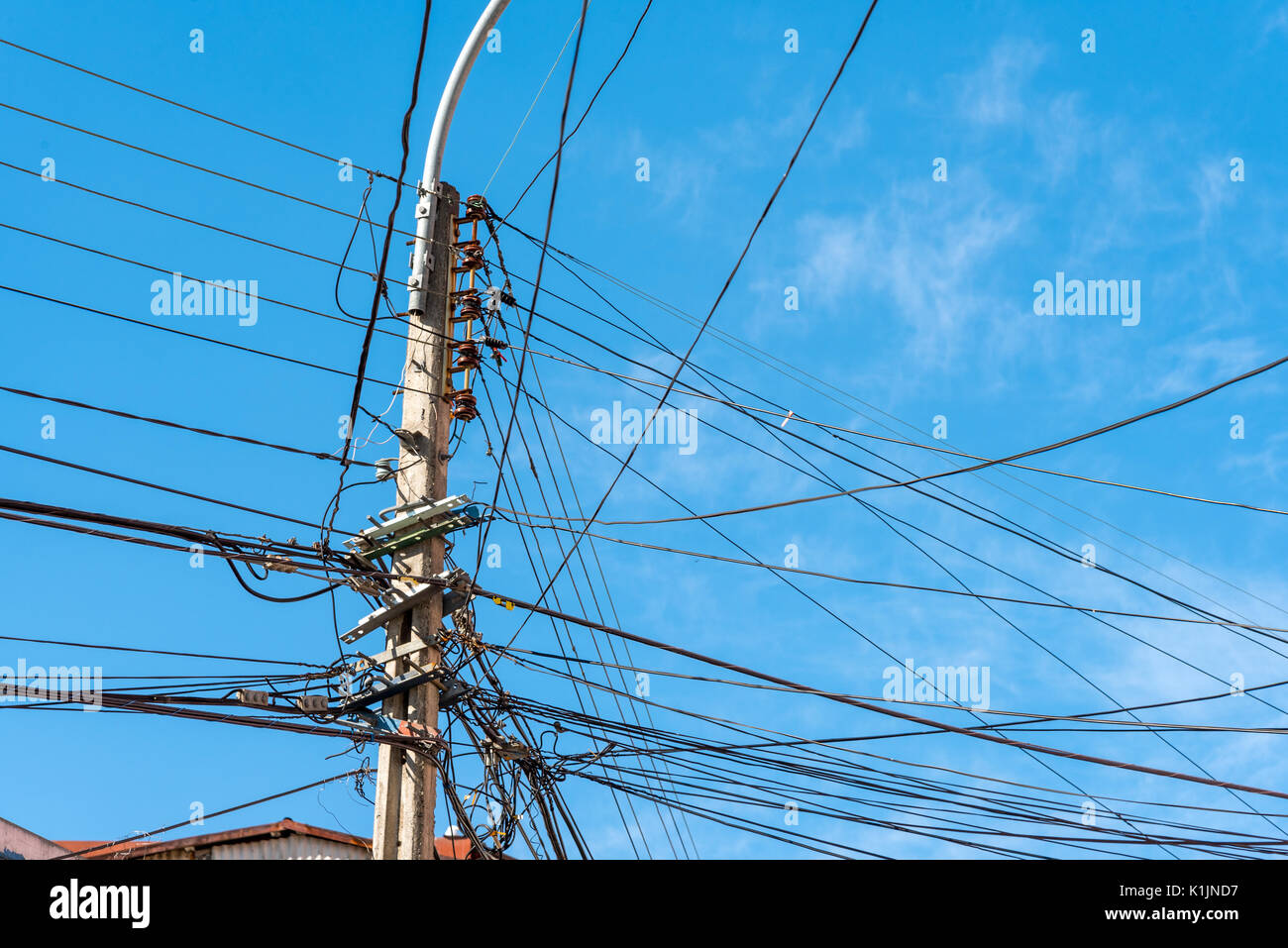 Elektrische Post mit einer Menge Drähte in Valparaiso, Chile gesehen Stockfoto