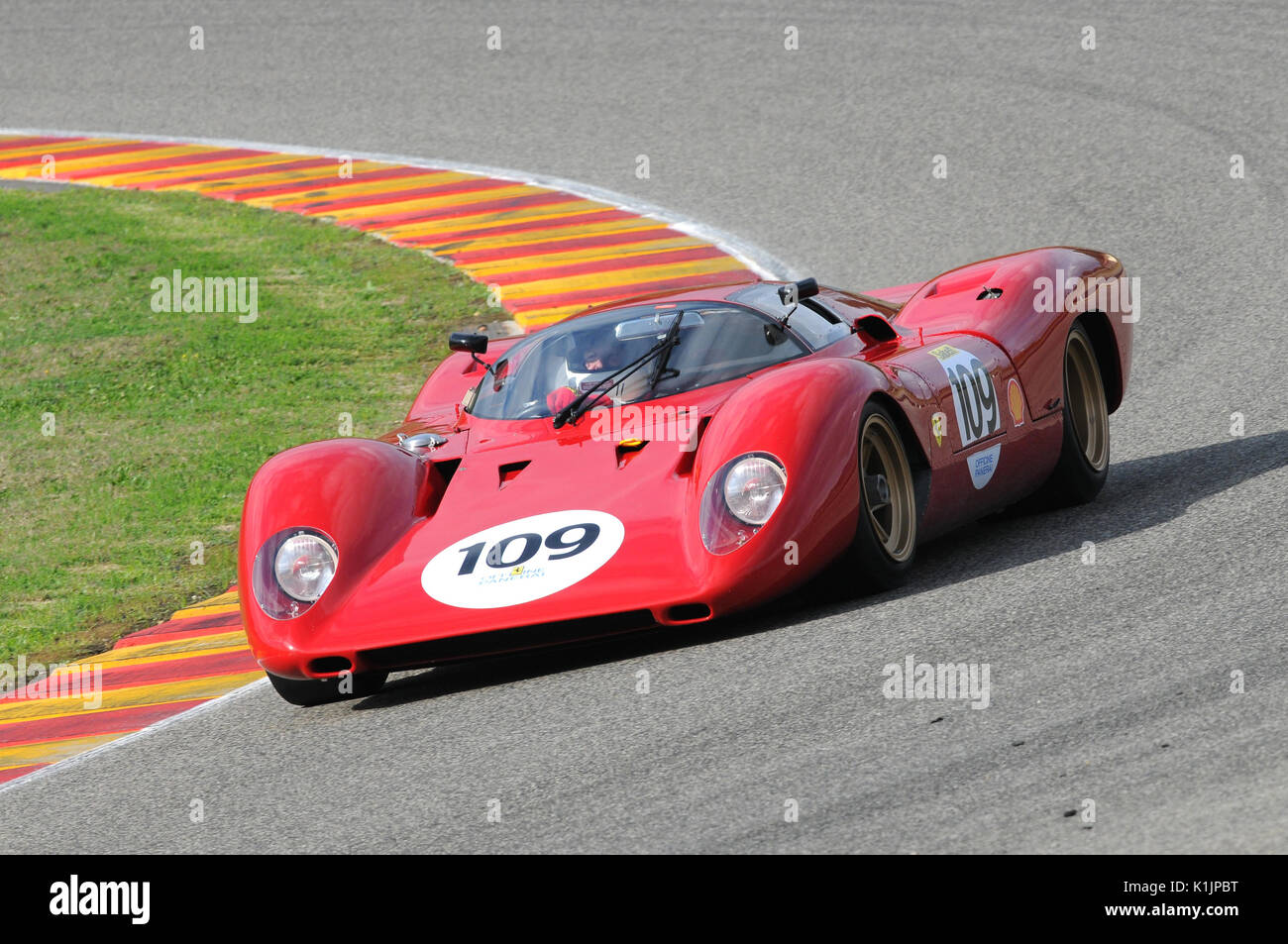 MUGELLO, IT, November 2008: Unbekannter Lauf mit dem historischen Prototyp Ferrari 312P auf dem Mugello Circuit in italien während des Finali Mondiali Ferrari 2008. Italien Stockfoto