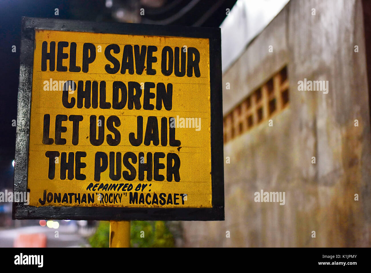 Duterte Krieg gegen Drogen, Rettet unsere Kinder handbemalt street sign, Puerto Princesa, Philippinen. Stockfoto