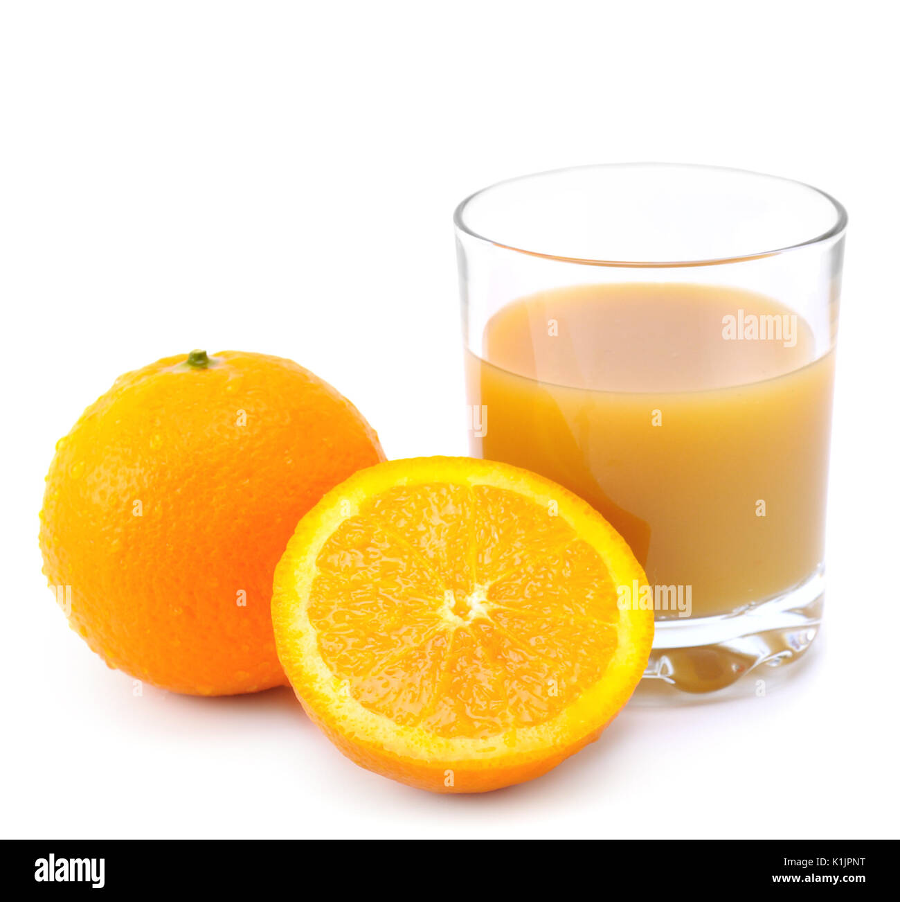 Orangen und Orangensaft isoliert auf weißem Hintergrund Stockfoto