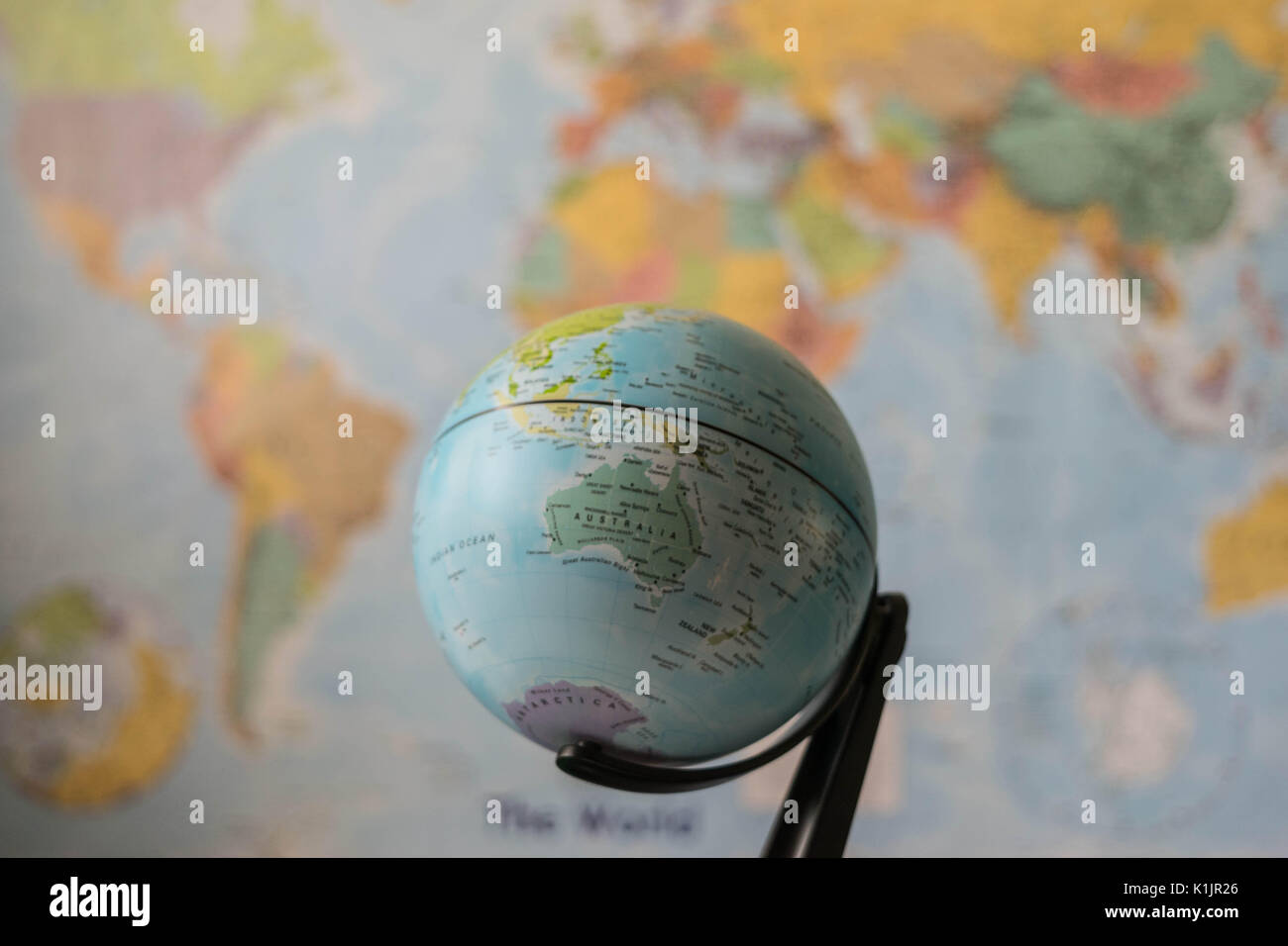 Australien Karte auf einem Globus mit der ganzen Welt als Hintergrund Stockfoto