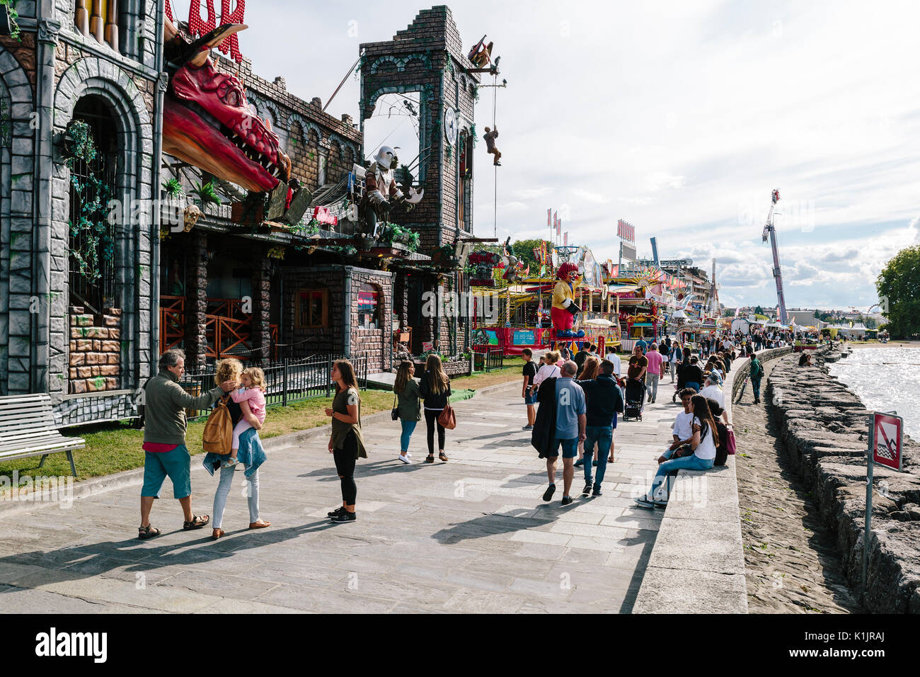 Genf, Schweiz - 10 August 2017: Personen, die das Messegelände während der Genfer Festival, das jedes Jahr im August am See. Stockfoto