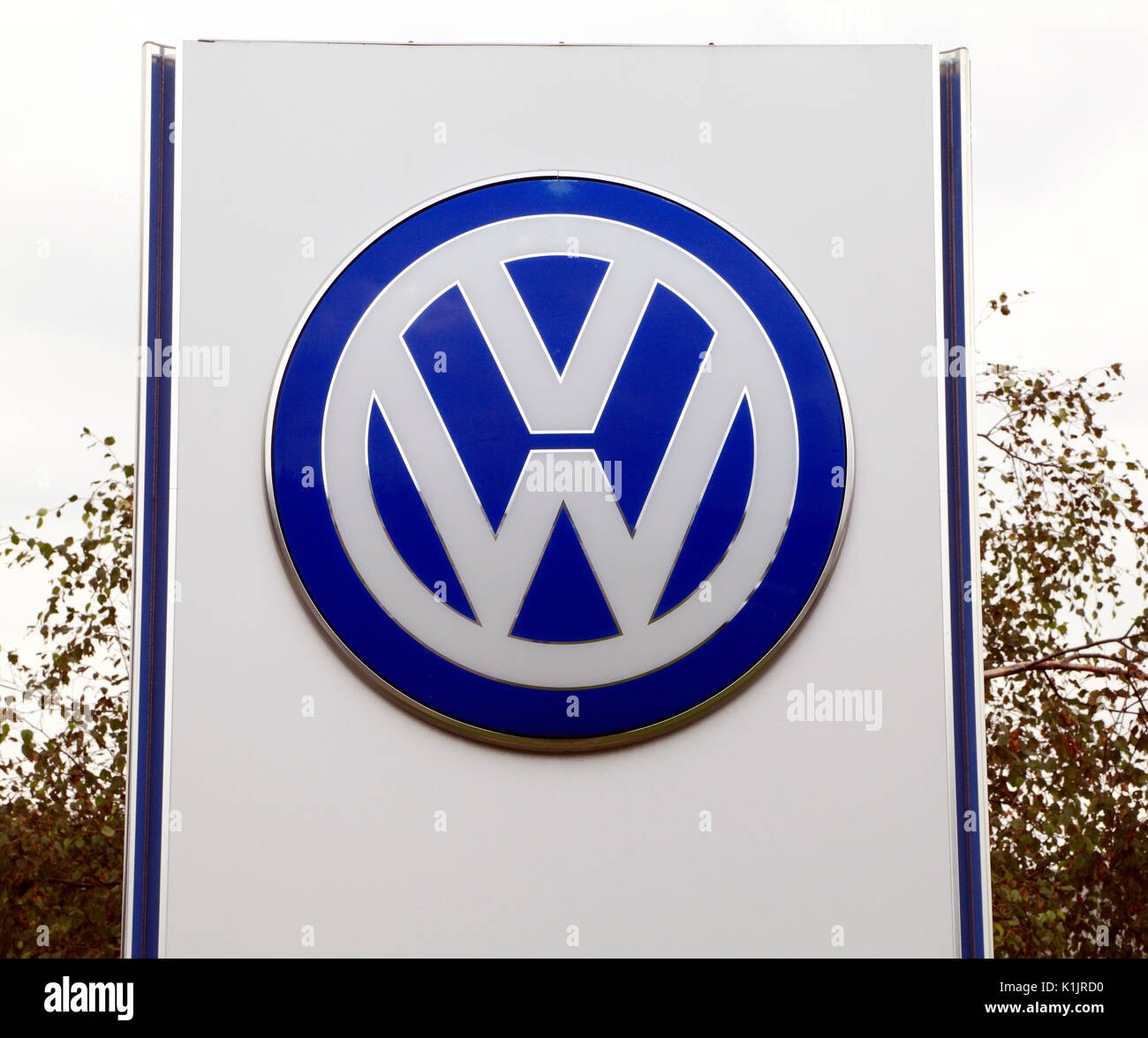 VW-Logo, Volkswagen, Kraftfahrzeuge, Fahrzeuge, Händler, Händler, England, Großbritannien Stockfoto