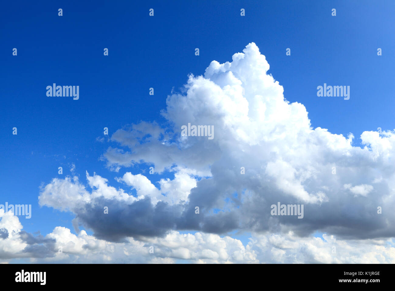 Weiße und dunkle cumulous Wolke, Wolken, Himmel, Wolken, blauer Himmel, Wetter, Klima, England, Großbritannien Stockfoto
