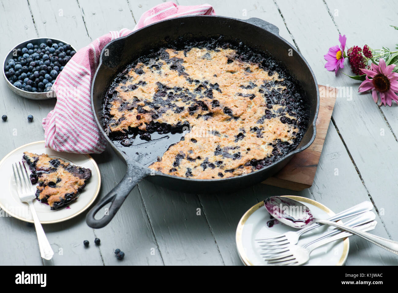 Blueberry Pancake in Gusseisen Skillet Stockfoto