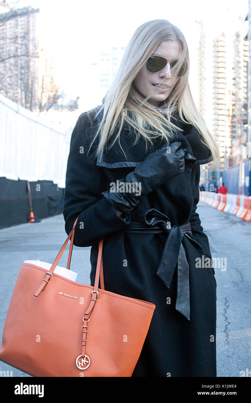 Mode Modell Aviator Sonnenbrille Tragen und Orange Handtasche Street Style. New York Fashion Week Stockfoto