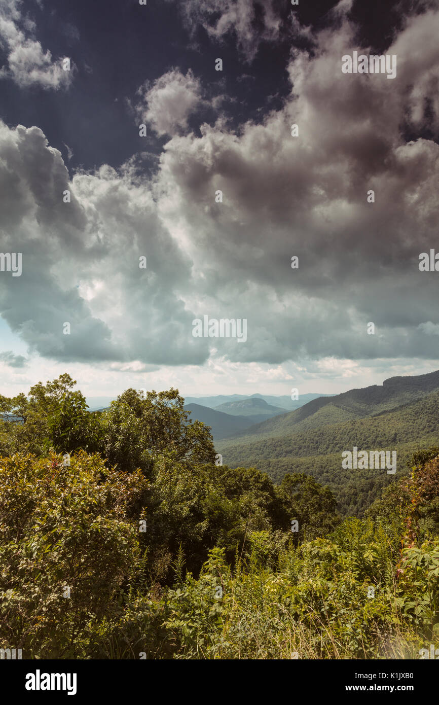 Eine der vielen Gegenden entlang des Blue Ridge Parkway, wo die Leute anhalten und die wunderschöne Landschaft der Smokey Mountains bestaunen können. Stockfoto