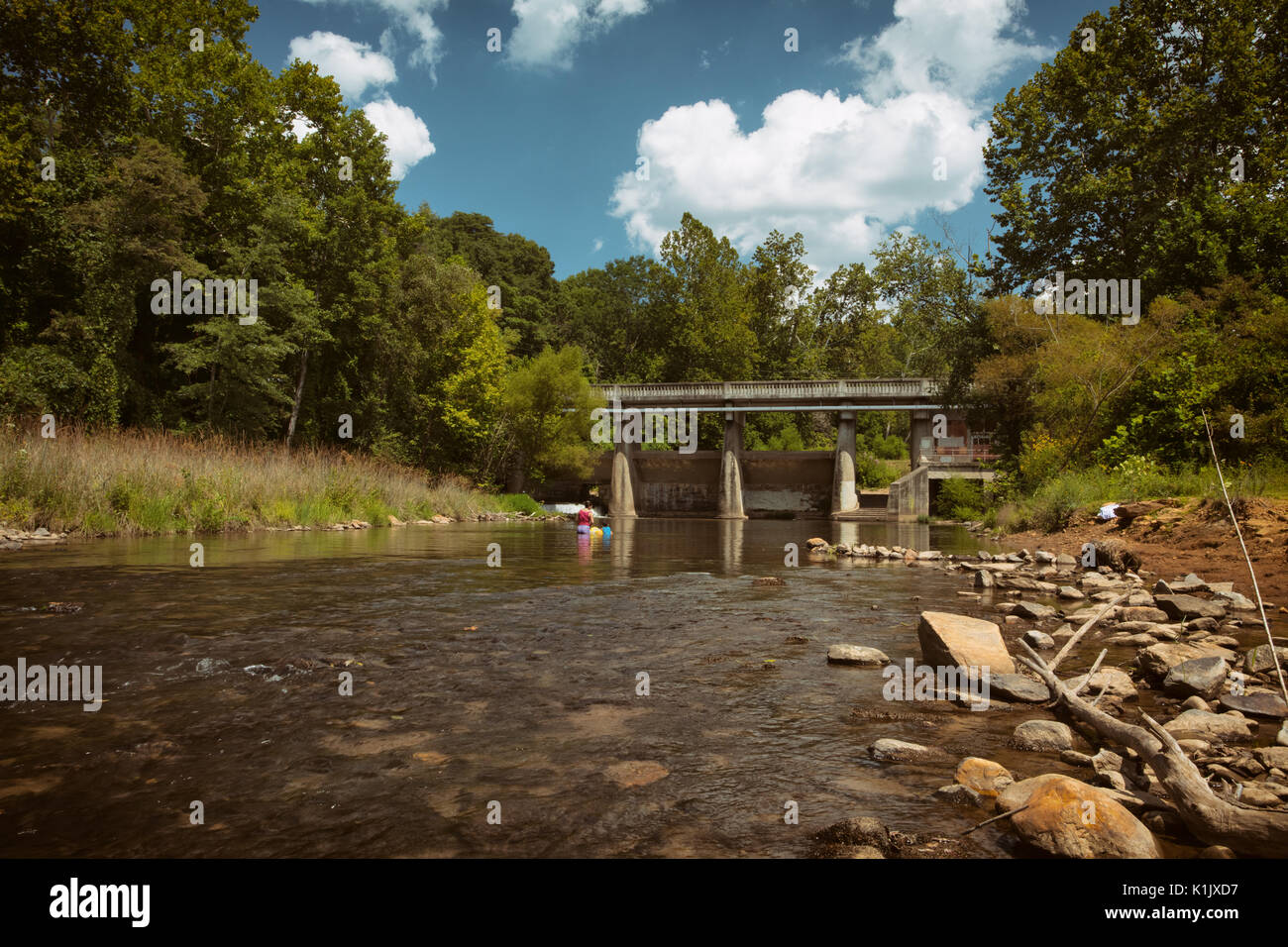 Ashville Recreation Center ist auf der Swannanoa River befindet sich neben dem Klaffende Wunden Creek Rd. Brücke in Asheville, NC Stockfoto