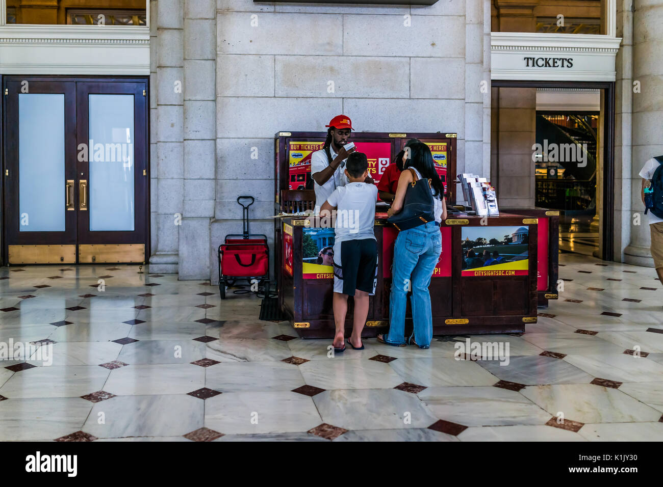 Washington DC, USA - Juli 1, 2017: Innerhalb der Union Station in der Hauptstadt mit Transport Zeichen und Menschen kaufen Tickets Stockfoto