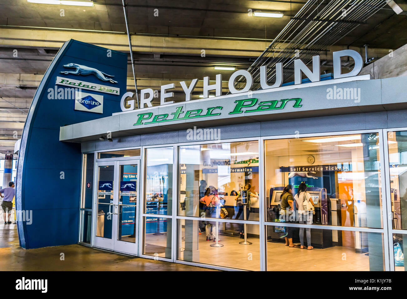 Washington DC, USA - Juli 1, 2017: Innerhalb der Union Station Parkplatz für Busse in der Hauptstadt mit Greyhound Ticket Office Stockfoto