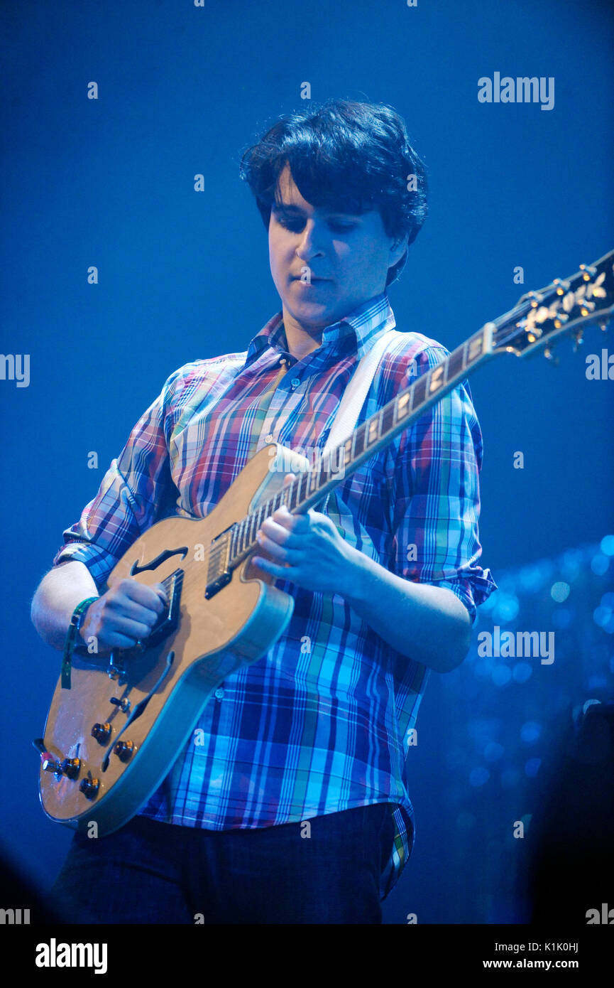 Ezra Koenig Vampire Weekend führt 2009 KROQ Almost Acoustic Christmas Night 2 Gibson Amphitheater Los Angeles. Stockfoto