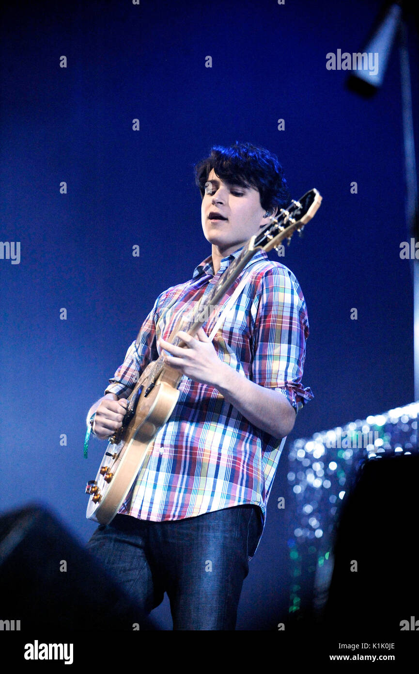 Ezra Koenig Vampire Weekend führt 2009 KROQ Almost Acoustic Christmas Night 2 Gibson Amphitheater Los Angeles. Stockfoto