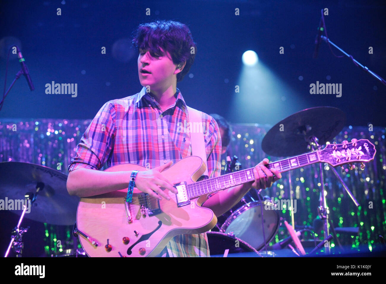 Ezra Koenig Vampire Weekend führt 2009 KROQ Almost Acoustic Christmas Night 2 Gibson Amphitheater Los Angeles. Stockfoto