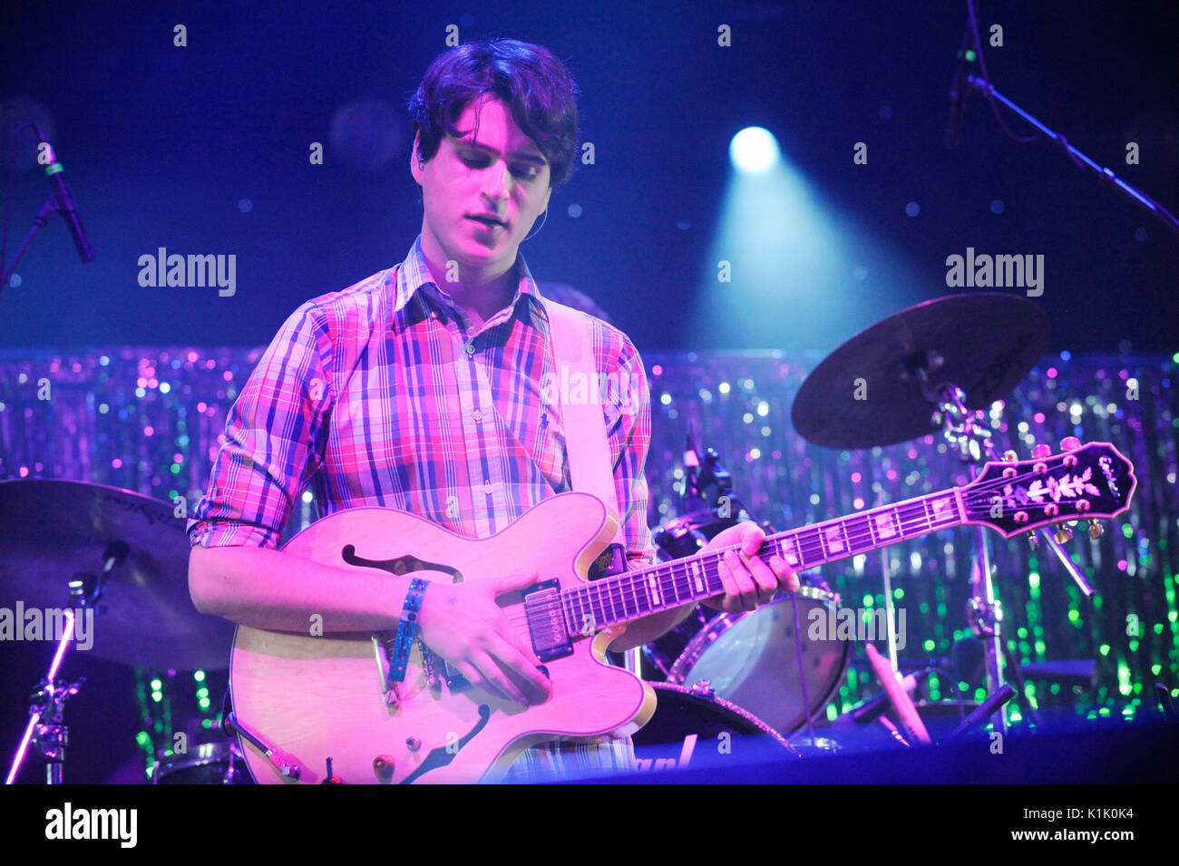 Ezra Koenig Vampire Weekend führt 2009 KROQ Almost Acoustic Christmas Night 2 Gibson Amphitheater Los Angeles. Stockfoto