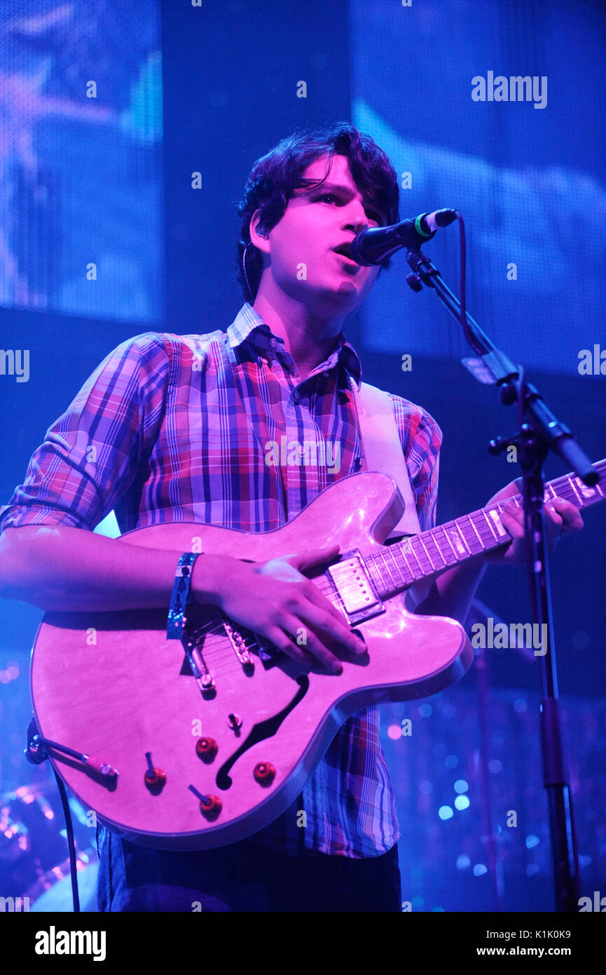 Ezra Koenig Vampire Weekend führt 2009 KROQ Almost Acoustic Christmas Night 2 Gibson Amphitheater Los Angeles. Stockfoto