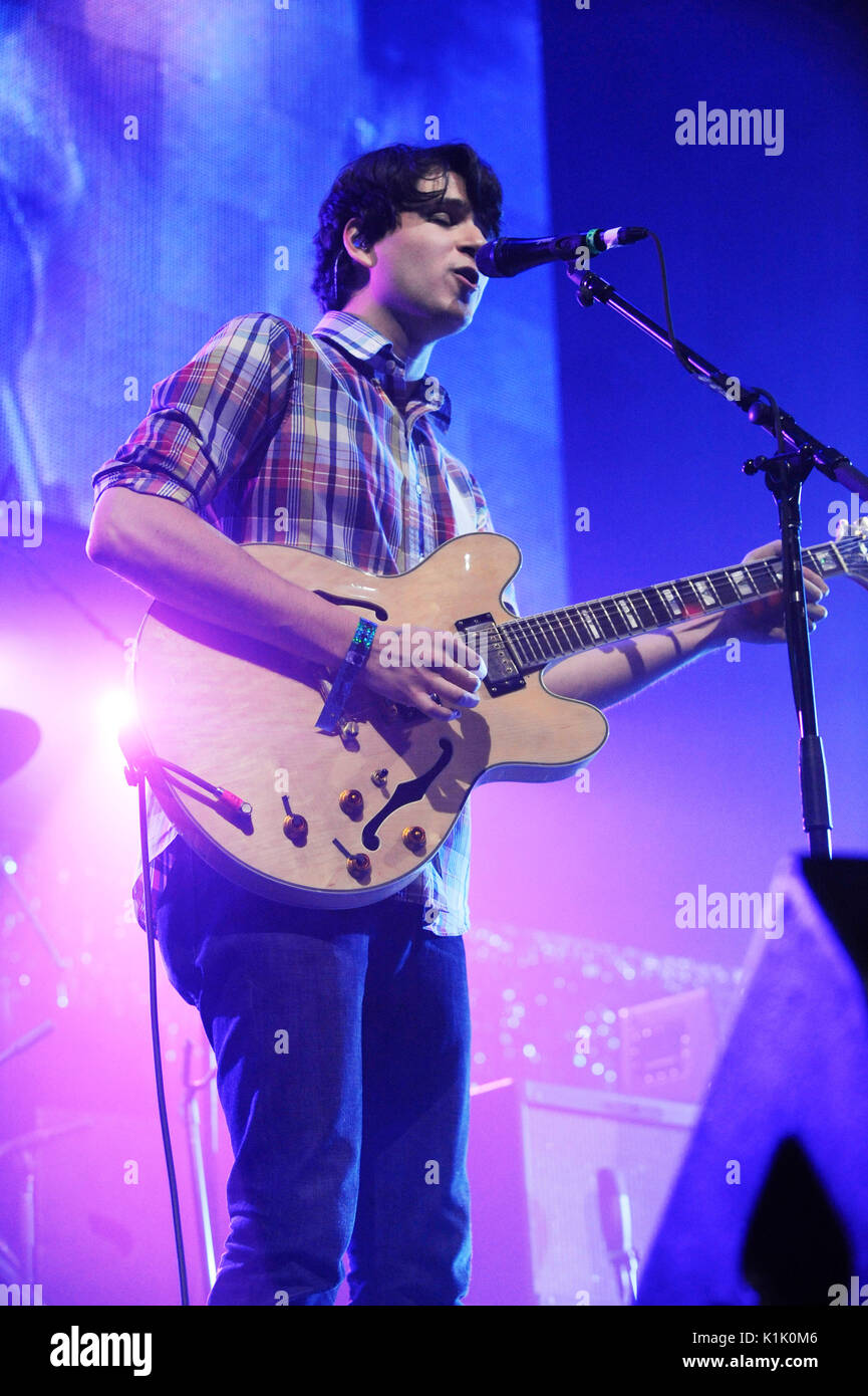 Ezra Koenig Vampire Weekend führt 2009 KROQ Almost Acoustic Christmas Night 2 Gibson Amphitheater Los Angeles. Stockfoto