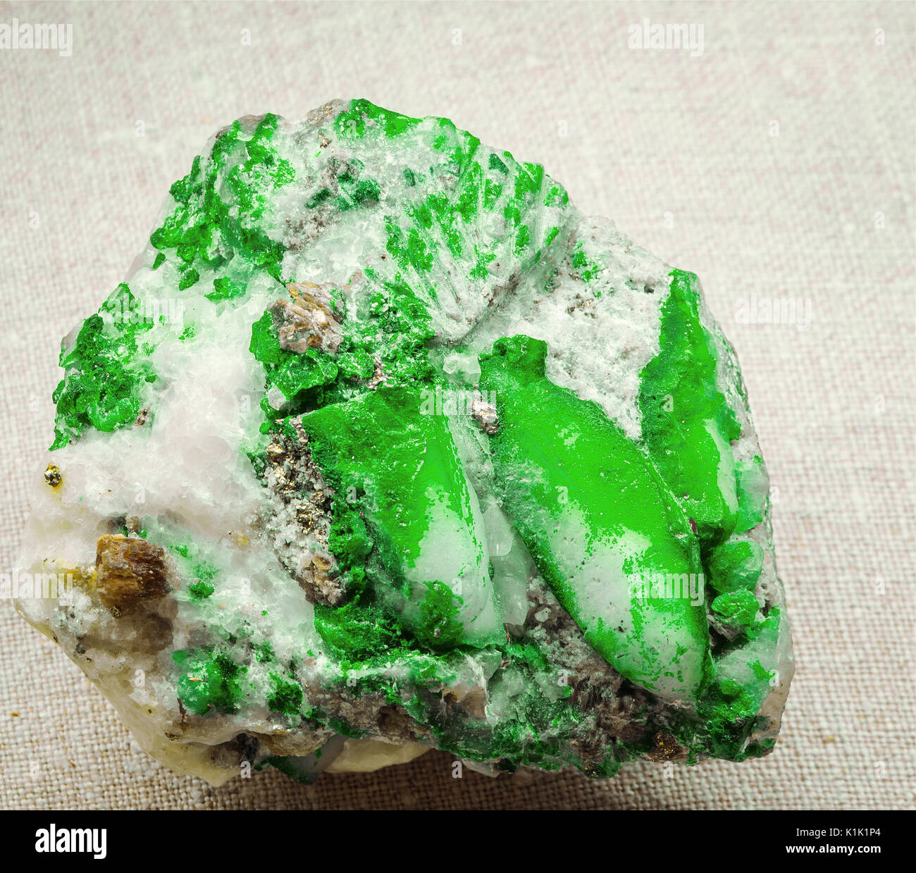 Grüne Mineralisierung auf der calcit Stockfoto