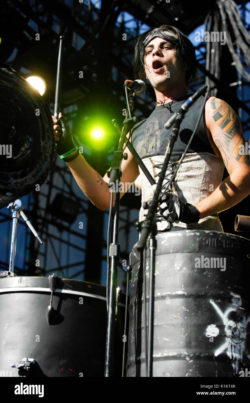 Adam Alt Street Drum Corps Performing 2008 Projekt Revolution Tour Verizon Wireless Amphitheater Irvine. Stockfoto