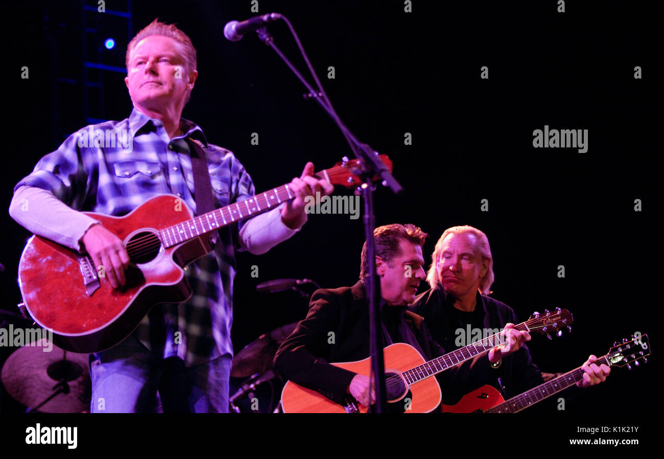 (L-R) Don Henley, Glenn Frey Joe Walsh Eagles bei der Aufführung des Stagecoach Country Music Festival Indio 2008. Stockfoto