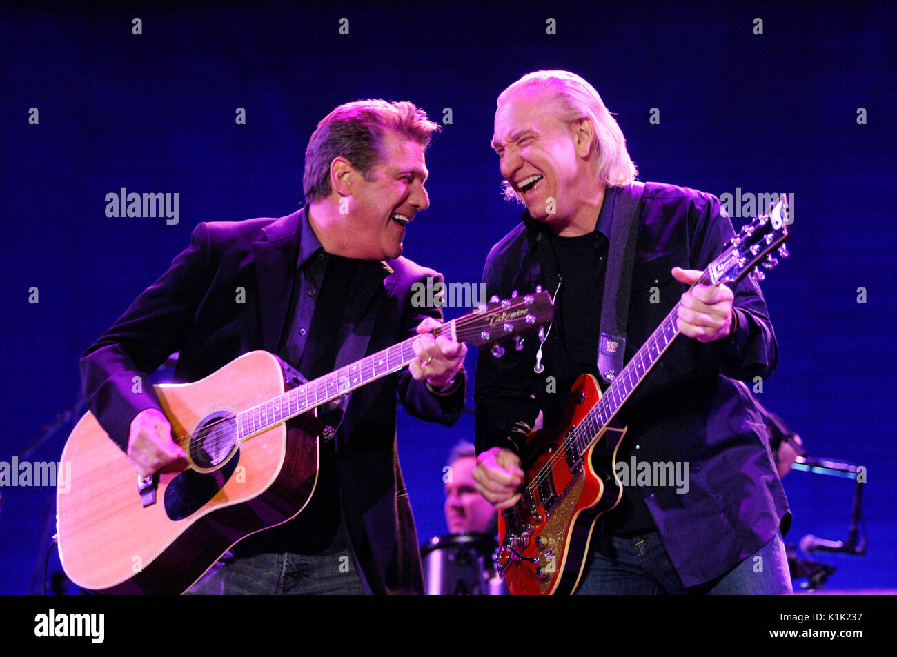 (L-R) Glenn Frey Joe Walsh Eagles spielt 2008 Stagecoach Country Music Festival Indio. Stockfoto