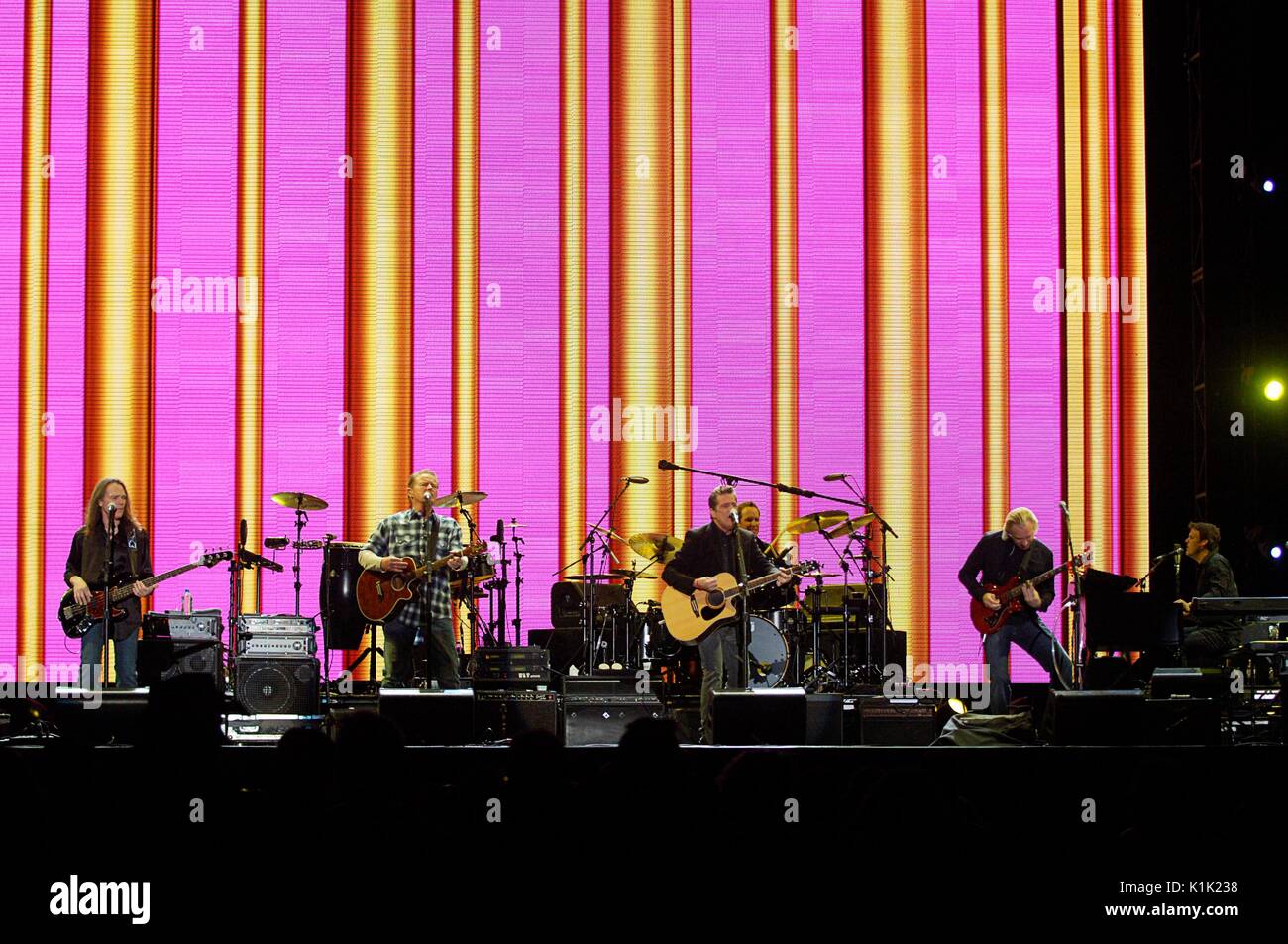 (L-R) Timothy B. Schmit, Don Henley, Glenn Frey Joe Walsh Eagles bei der Aufführung des Stagecoach Country Music Festival Indio 2008. Stockfoto