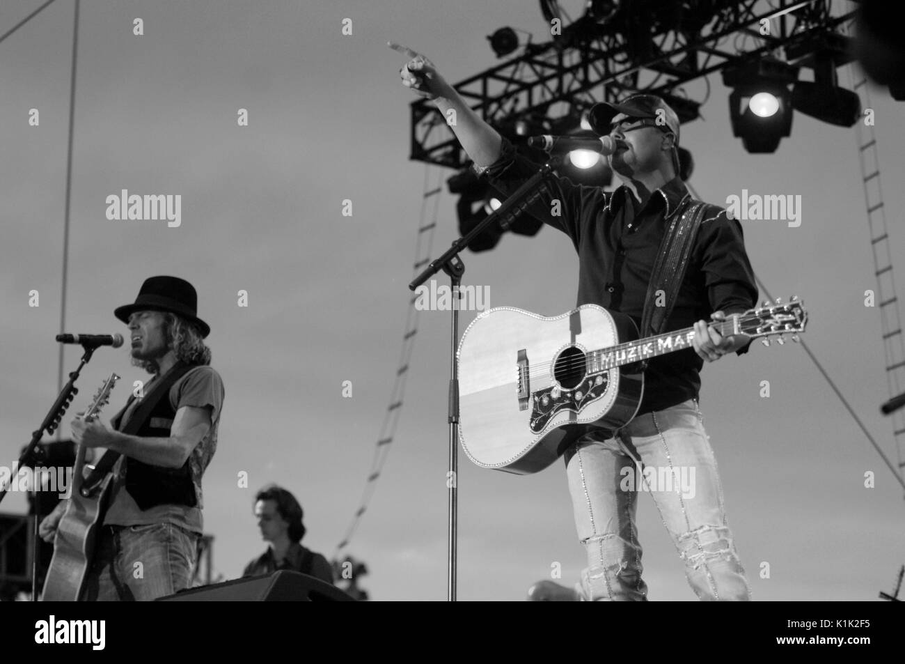 (L-R) Musiker Big Kenny John Rich Big Rich Auftritt 2008 Stagecoach Country Music Festival Indio. Stockfoto