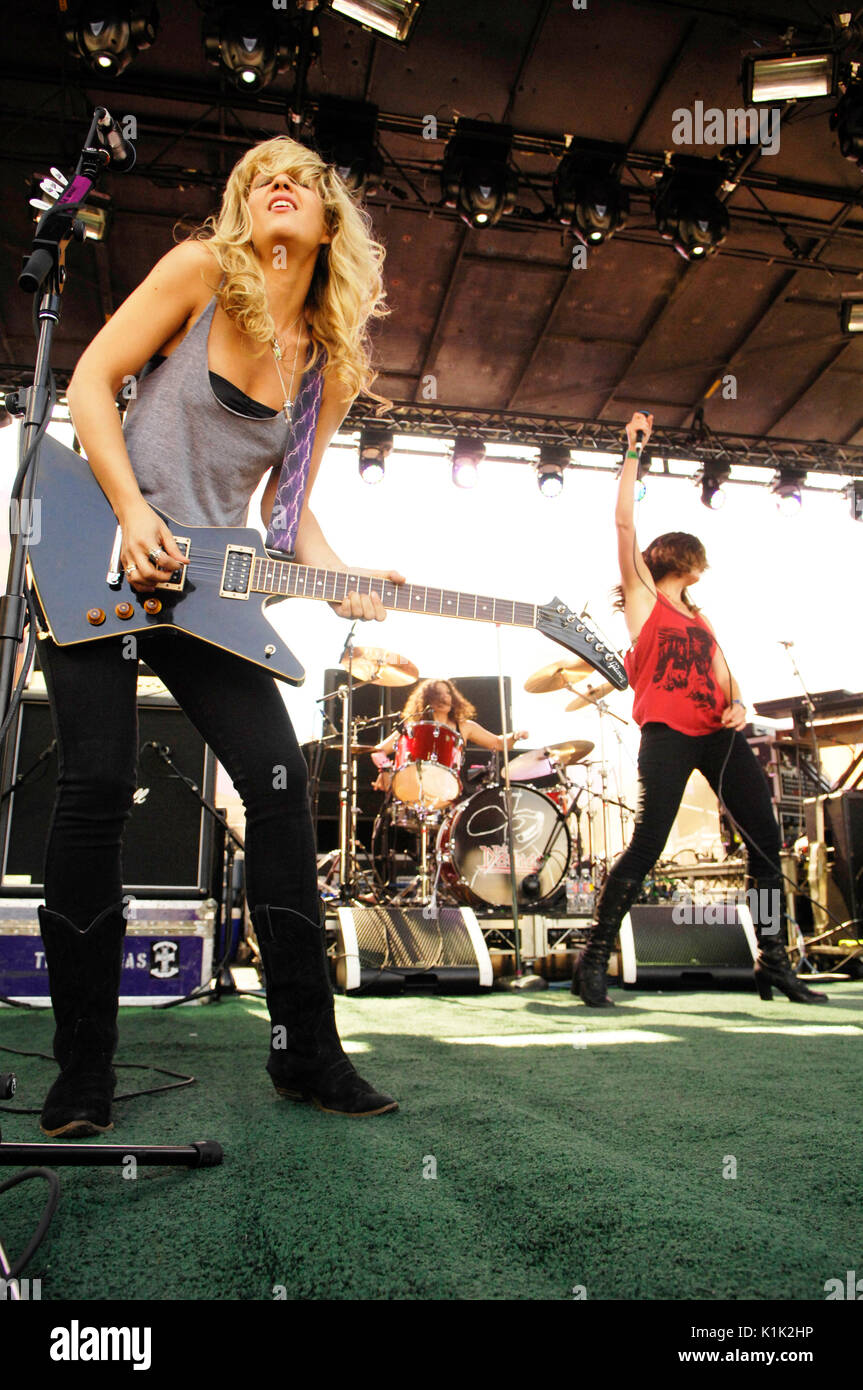 (L-R) Allison Robertson Brett Anderson Donnas spielt Tag 3 2. Annual Sunset Strip Music Festival September 12,2009 Los Angeles, Kalifornien. Stockfoto