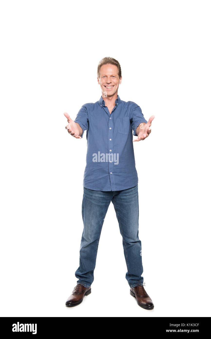 Lächelnd im mittleren Alter Mann mit offenen Händen und Kamera isoliert auf weißem Stockfoto