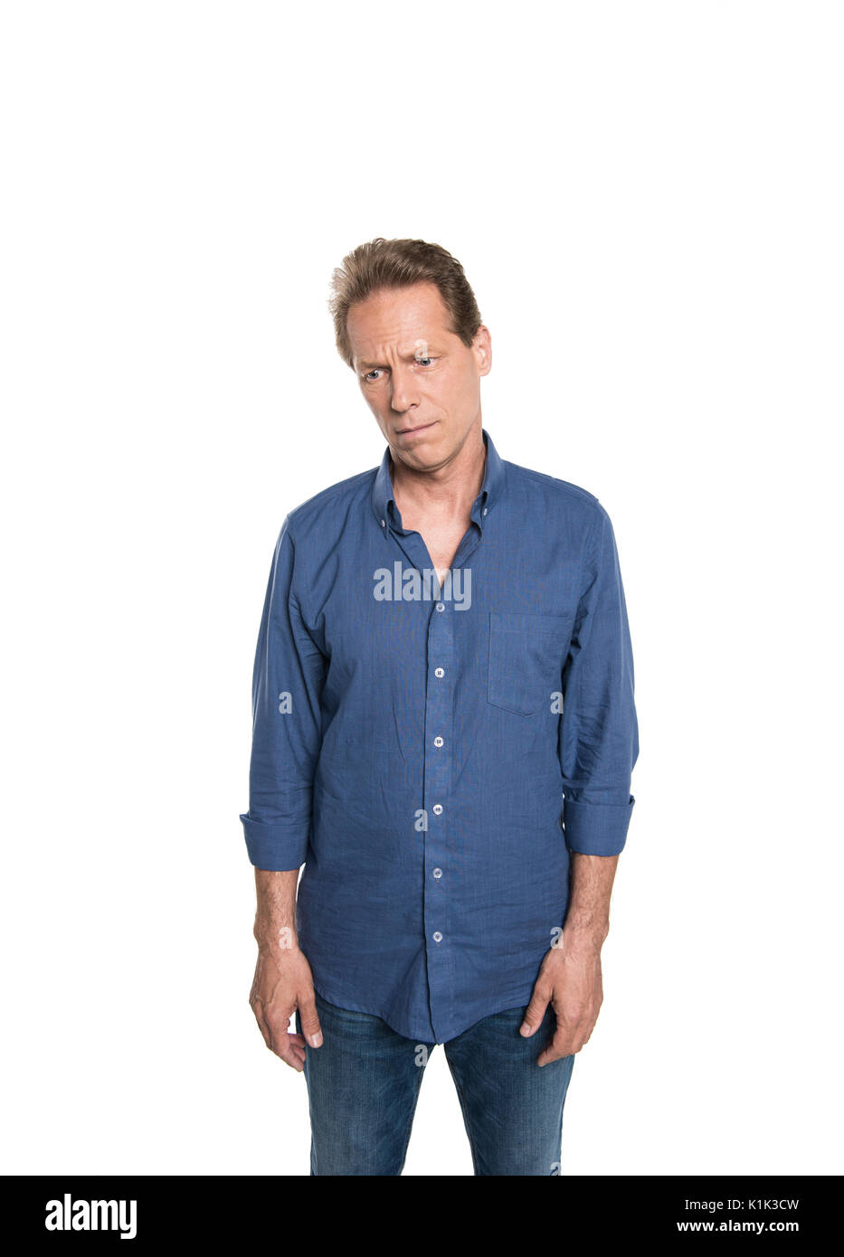 Verärgert einsam im mittleren Alter Mann in Freizeitkleidung isoliert auf weißem stehend Stockfoto