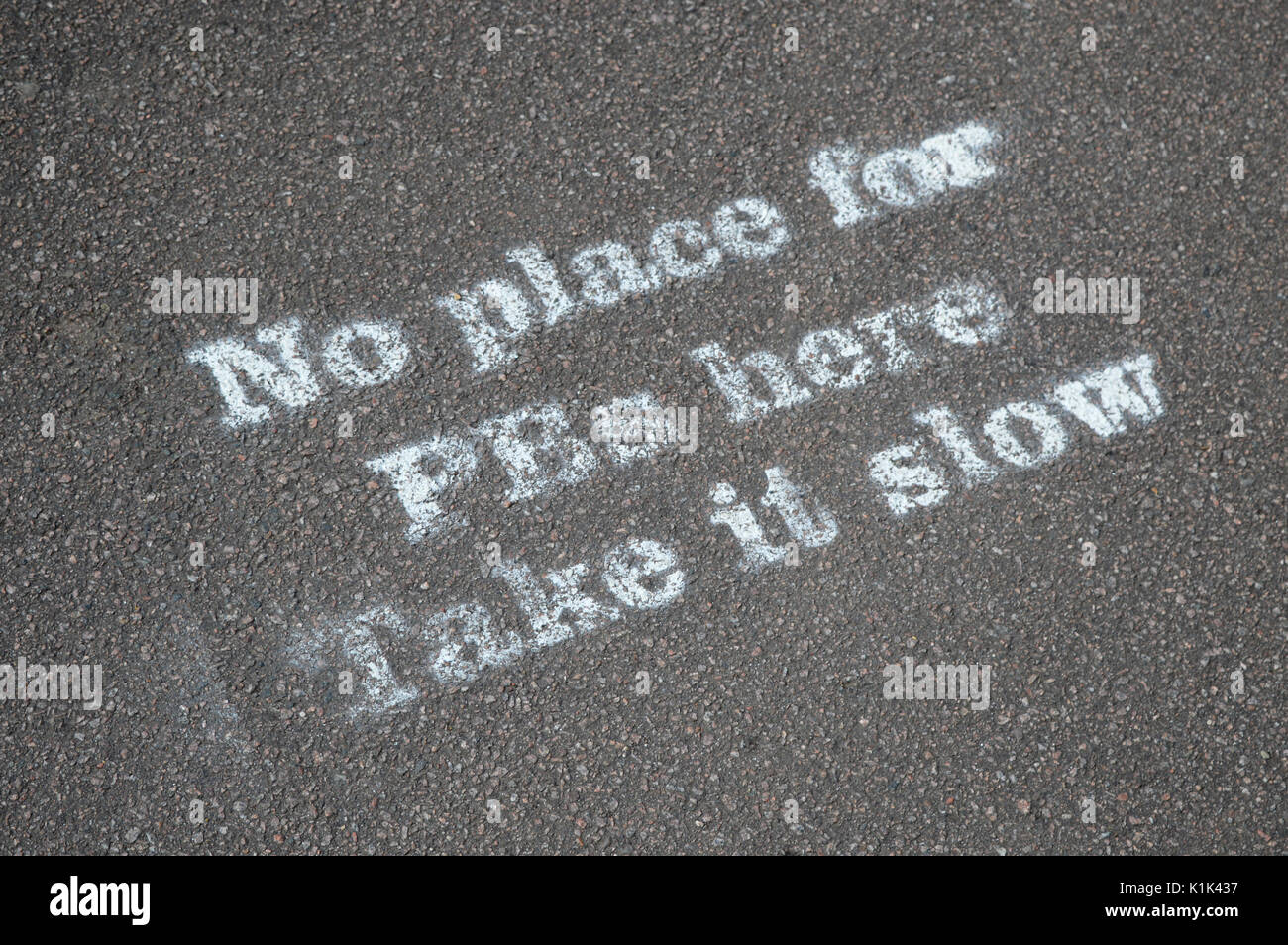 Kein Platz für PBs hier - nehmen Sie sie langsam Graffiti Stockfoto