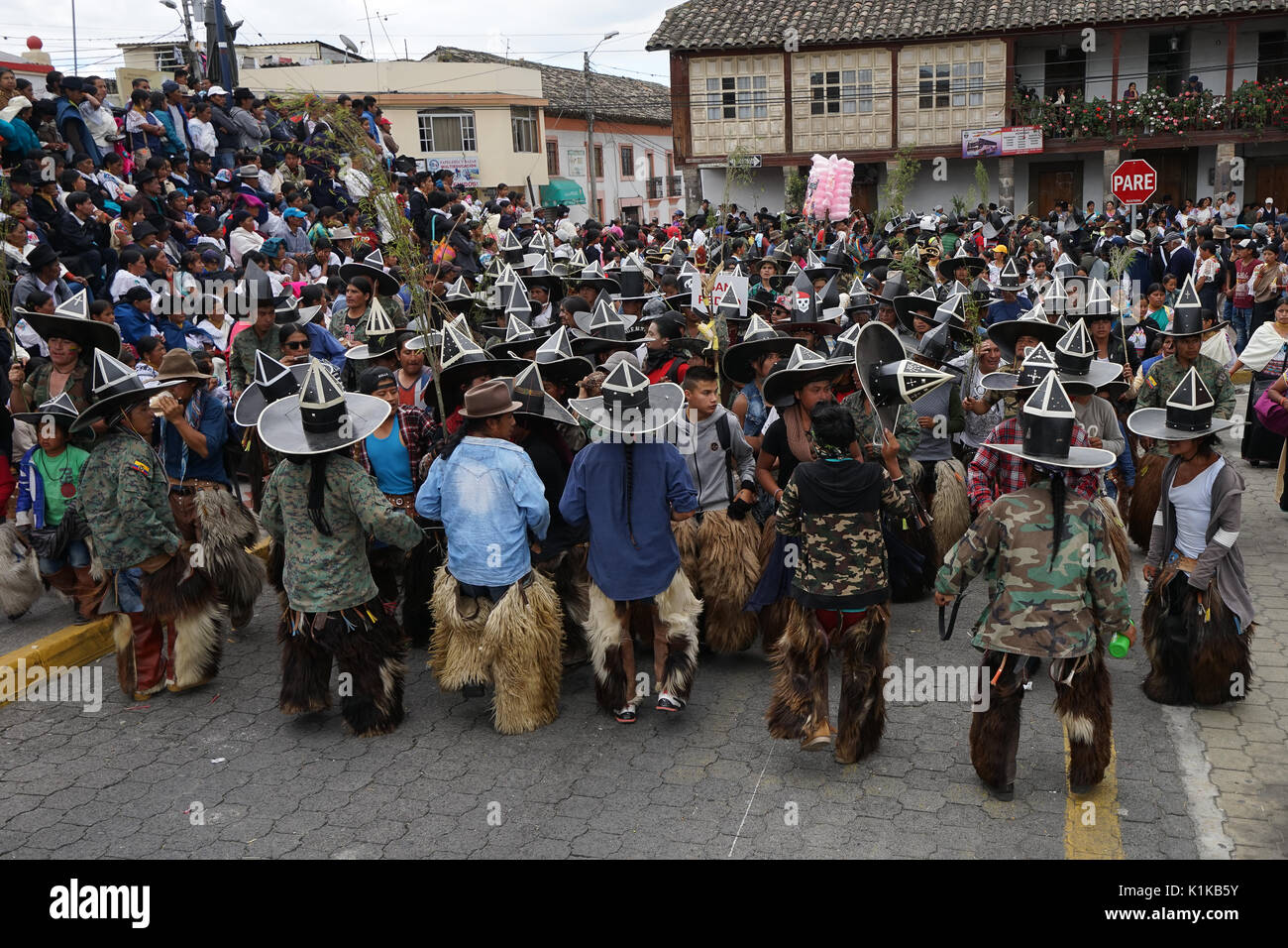 Quechua indigenen Menschen die Teilnahme an der jährlichen Inti Raymi Parade bei der Sommersonnenwende Stockfoto